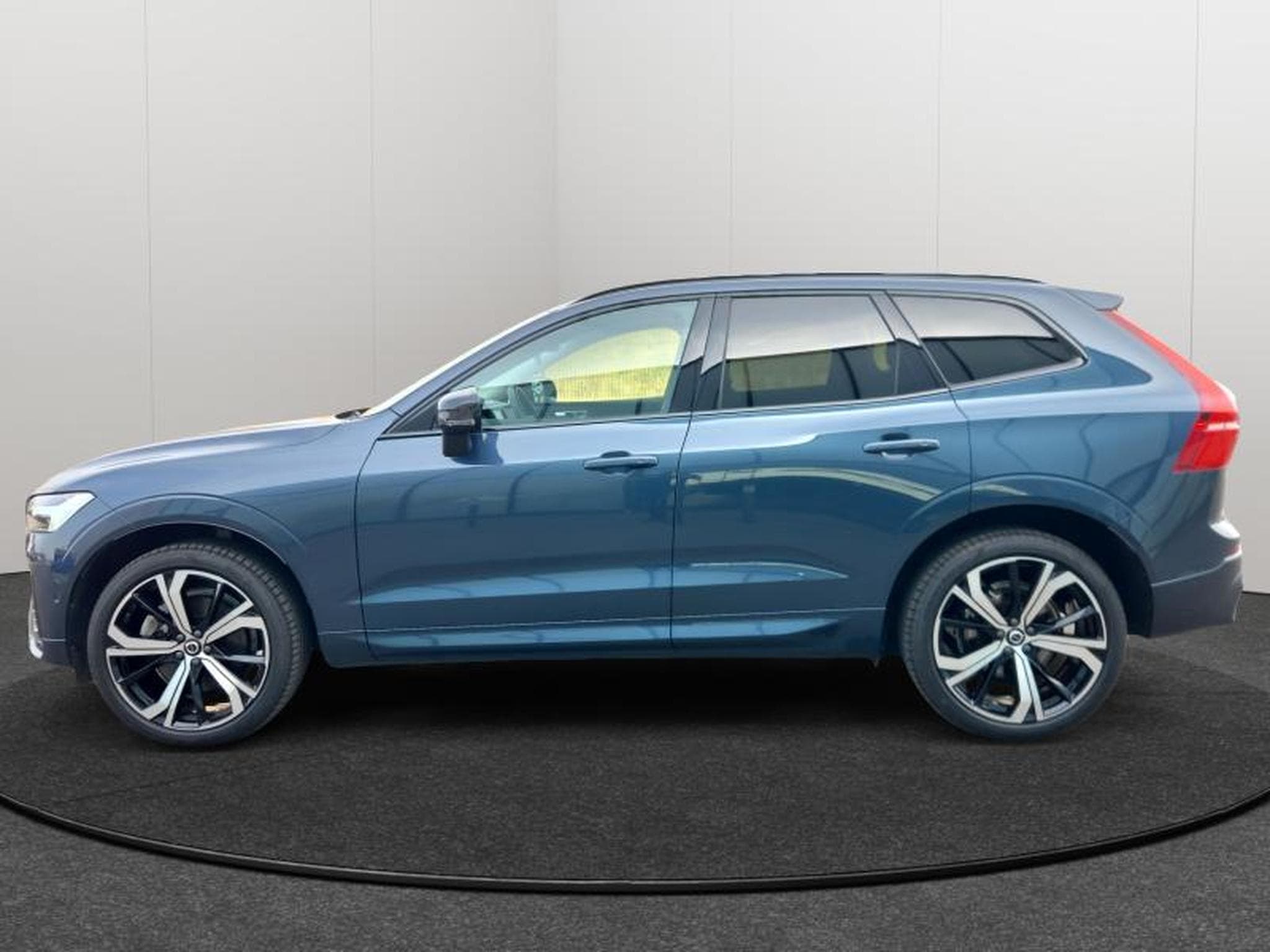 Volvo XC60 B4 Plus Dark / Essence (2023) - Photo 2