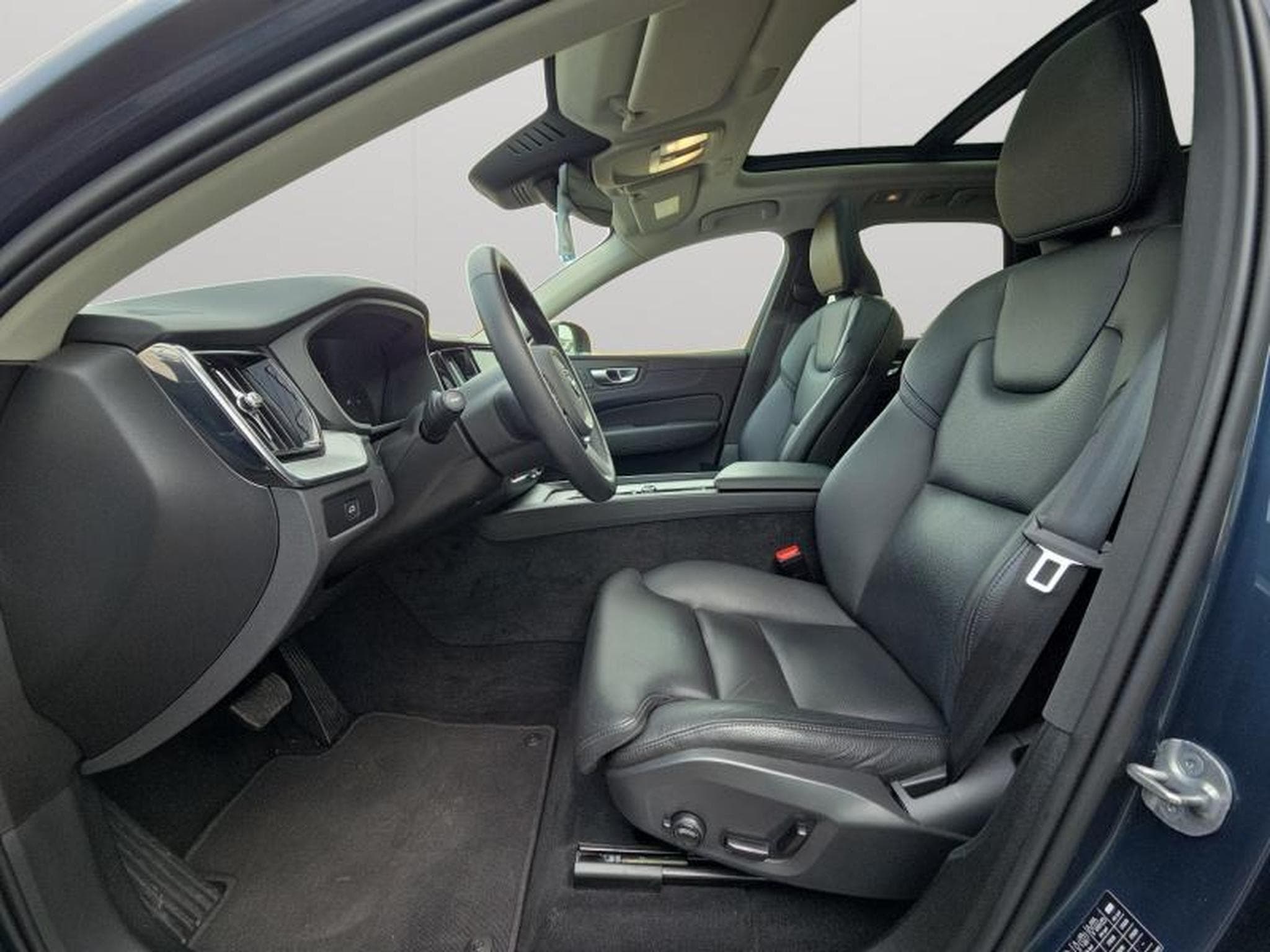 Volvo XC60 B4 Plus Dark / Essence (2023) - Photo 9