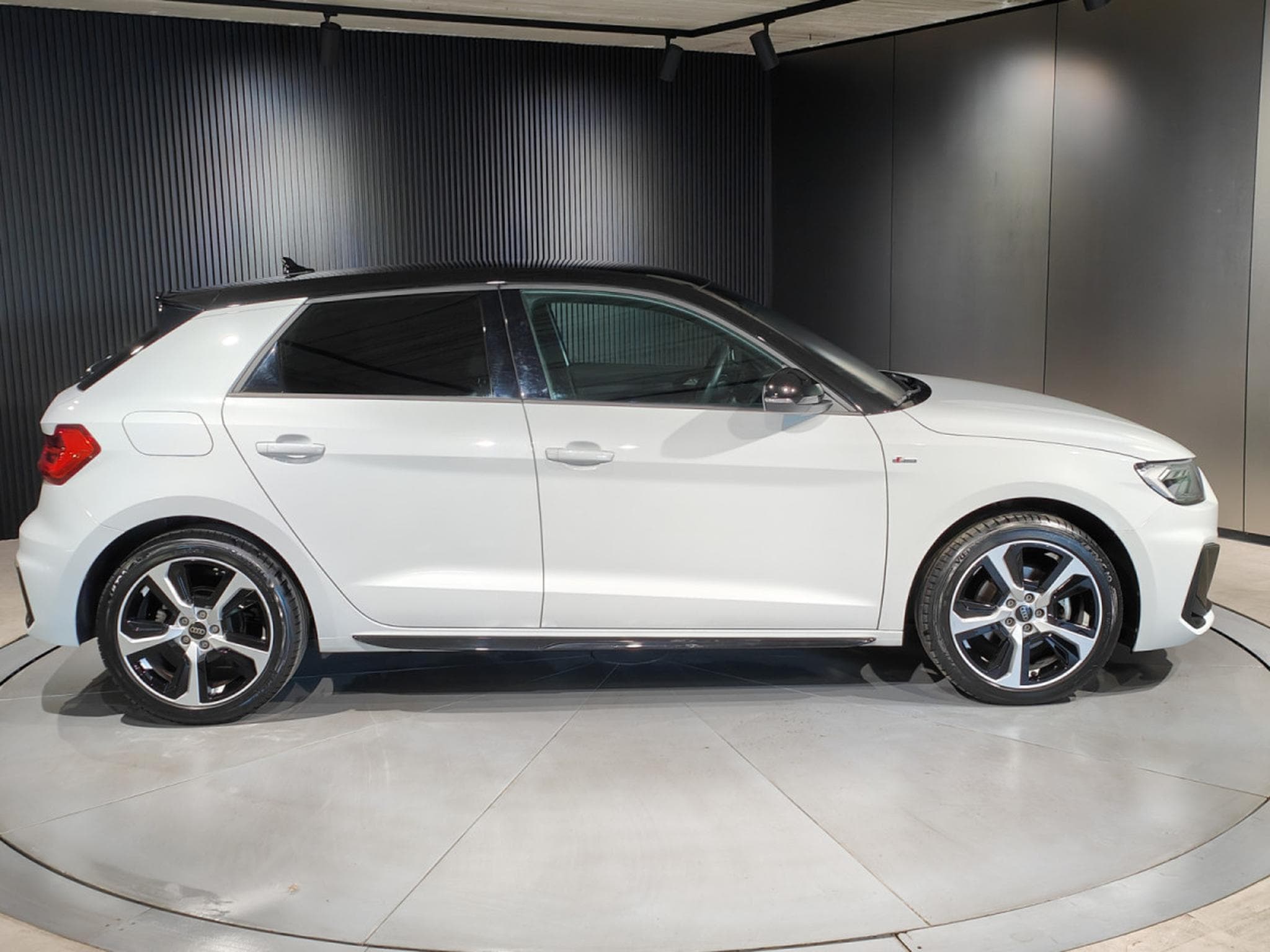 Audi A1 A1 SPORTBACK 30 TFSI S-LINE S-TRONIC CARPLAY ECLAIRAGE AMBIA (2023) - Photo 2