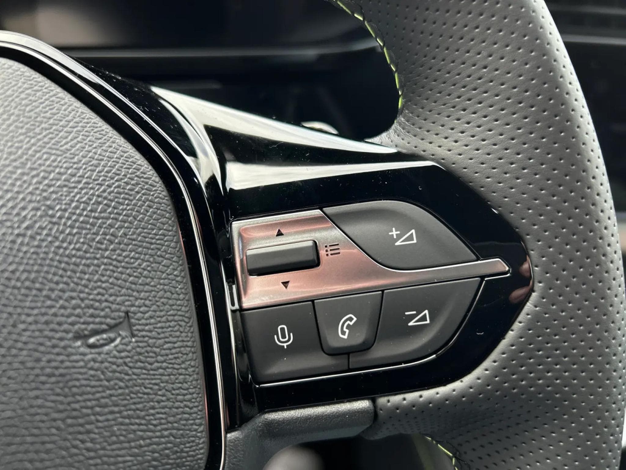 Peugeot 308 1.2 PureTech 145 e-DSC6 GT (2025) - Photo 13