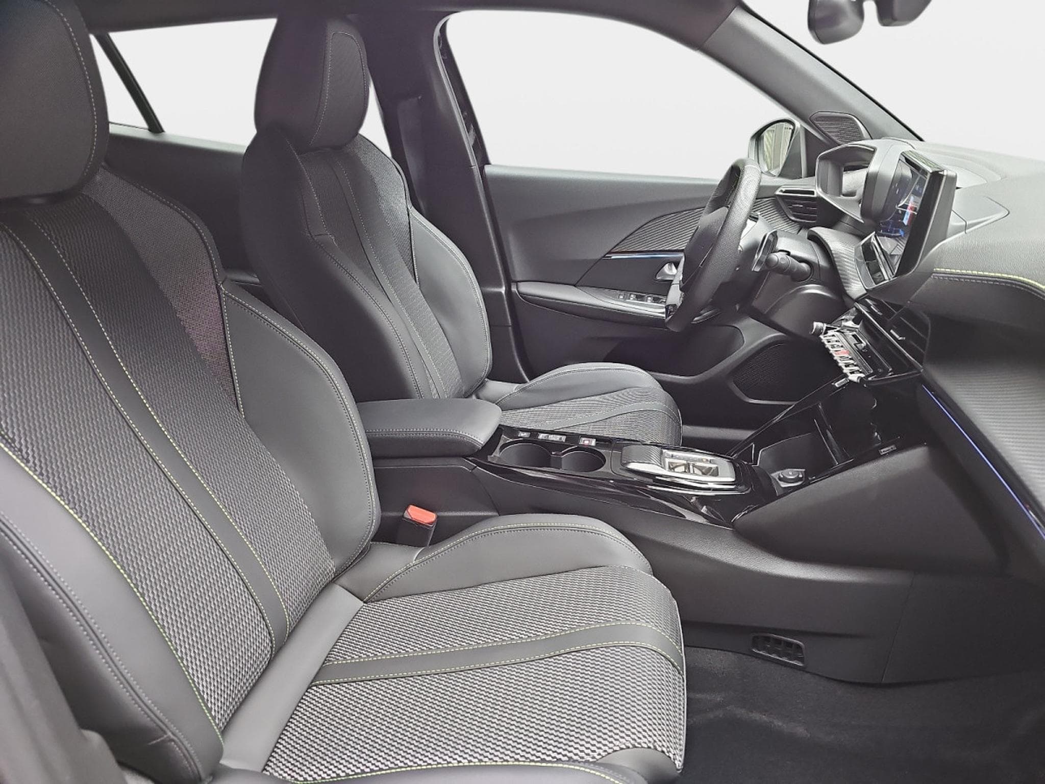 Peugeot 2008 1.2 Hybrid 145 E-DSC6 GT (2025) - Photo 15