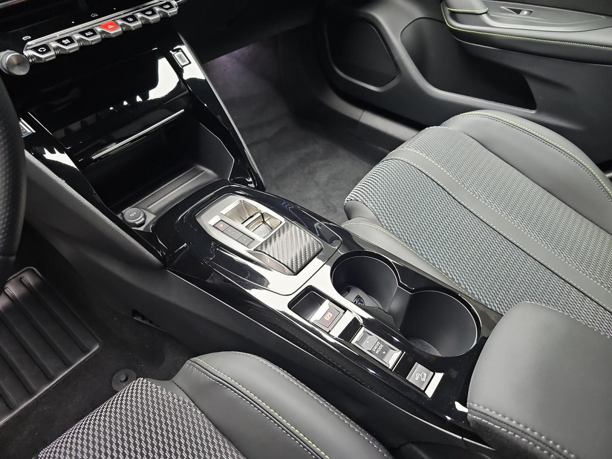 Peugeot 2008 1.2 Hybrid 145 E-DSC6 GT (2025) - Photo 11