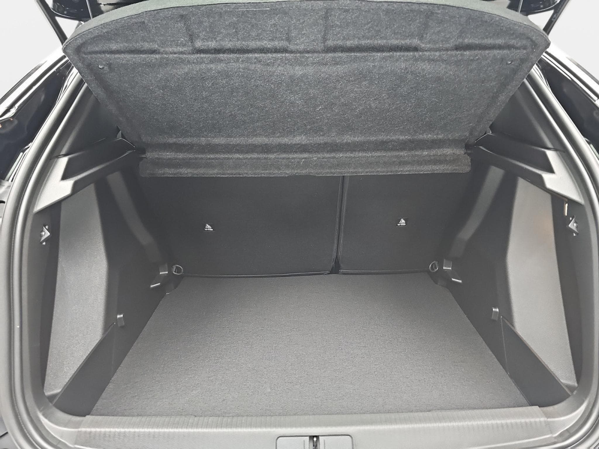 Peugeot 2008 1.2 Hybrid 145 E-DSC6 GT (2025) - Photo 13