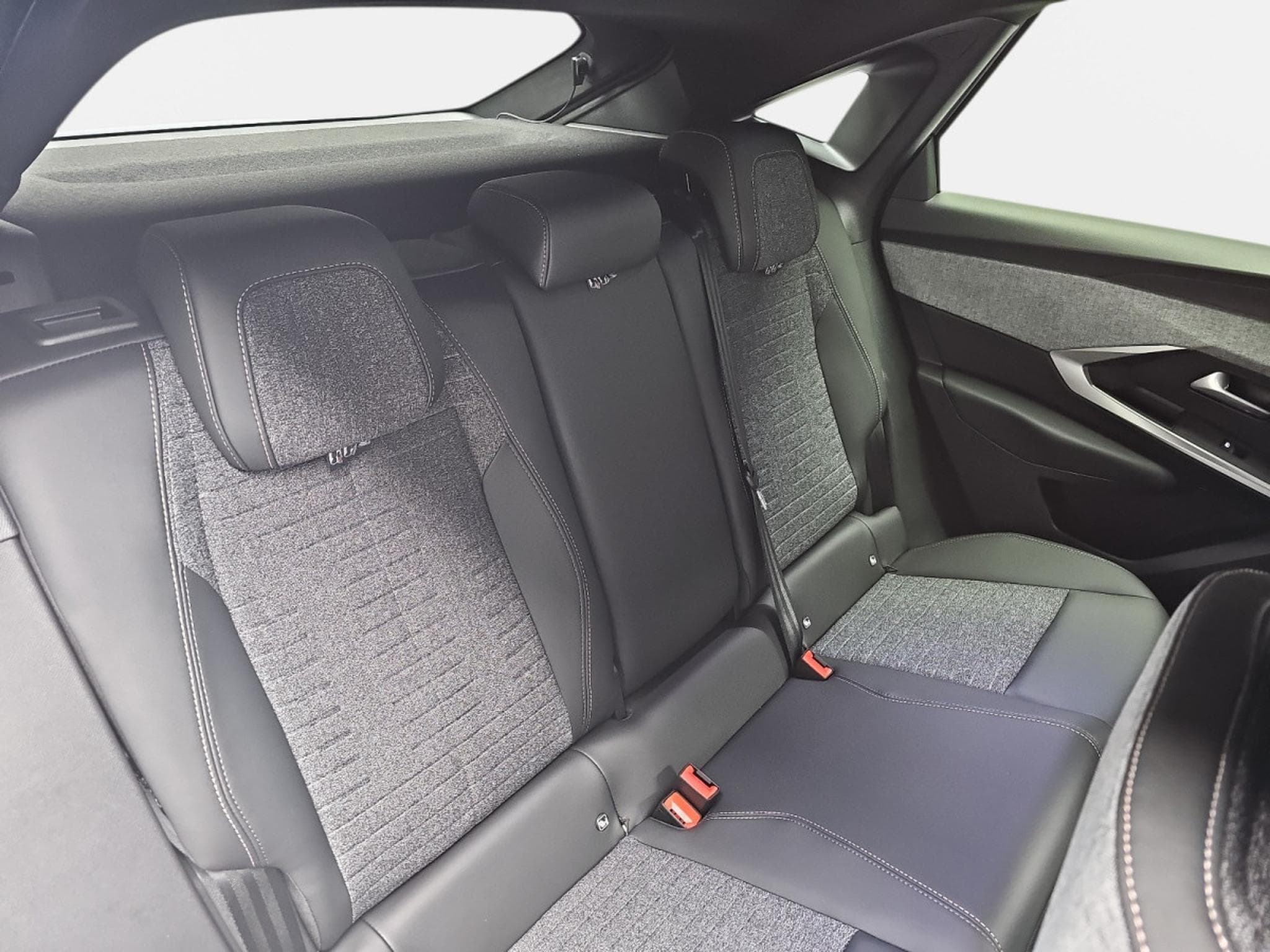 Peugeot 3008 1.2 Hybrid 145 E-DSC6 Allure (2025) - Photo 17