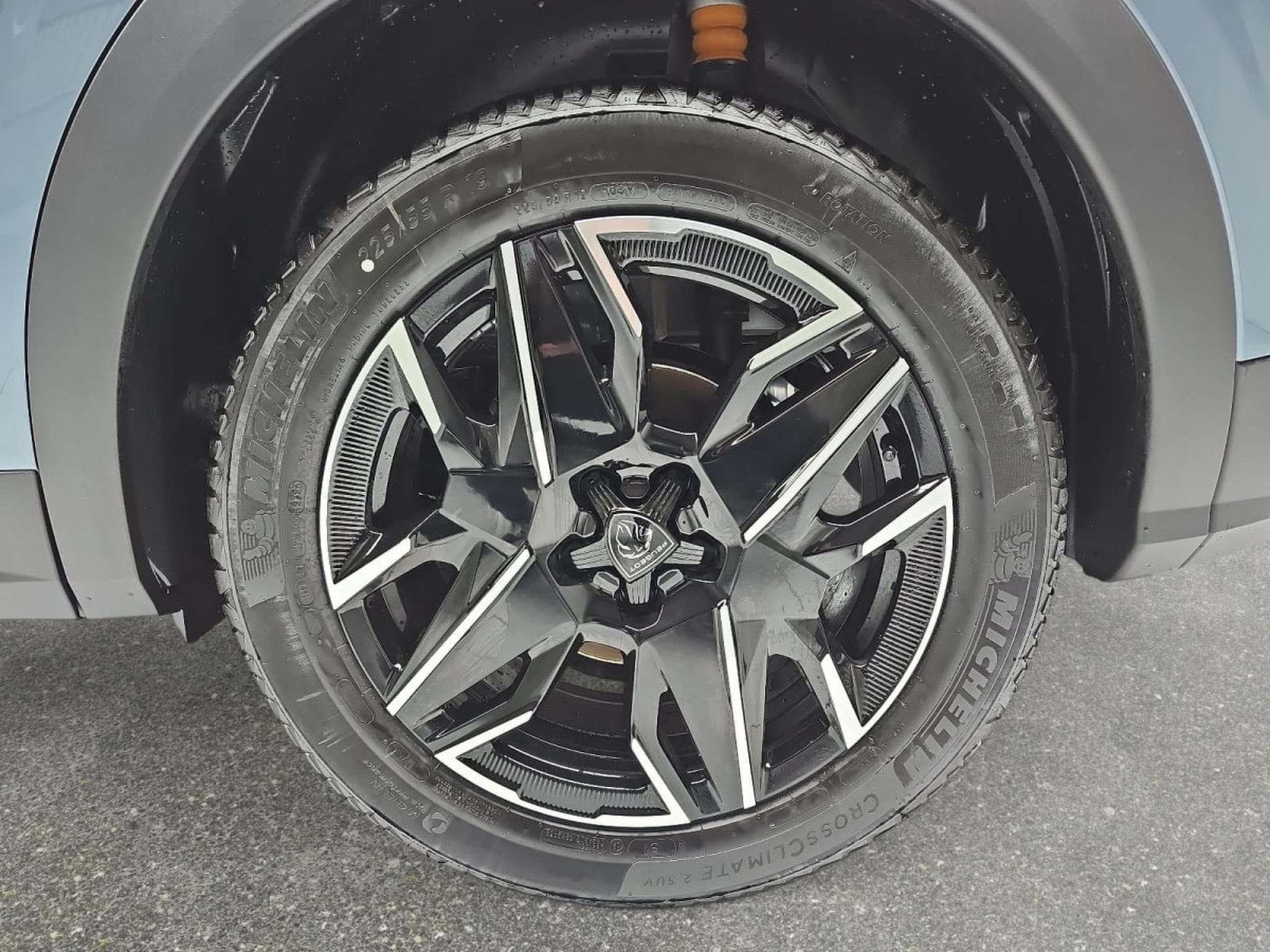 Peugeot 3008 1.2 Hybrid 145 E-DSC6 Allure (2025) - Photo 6