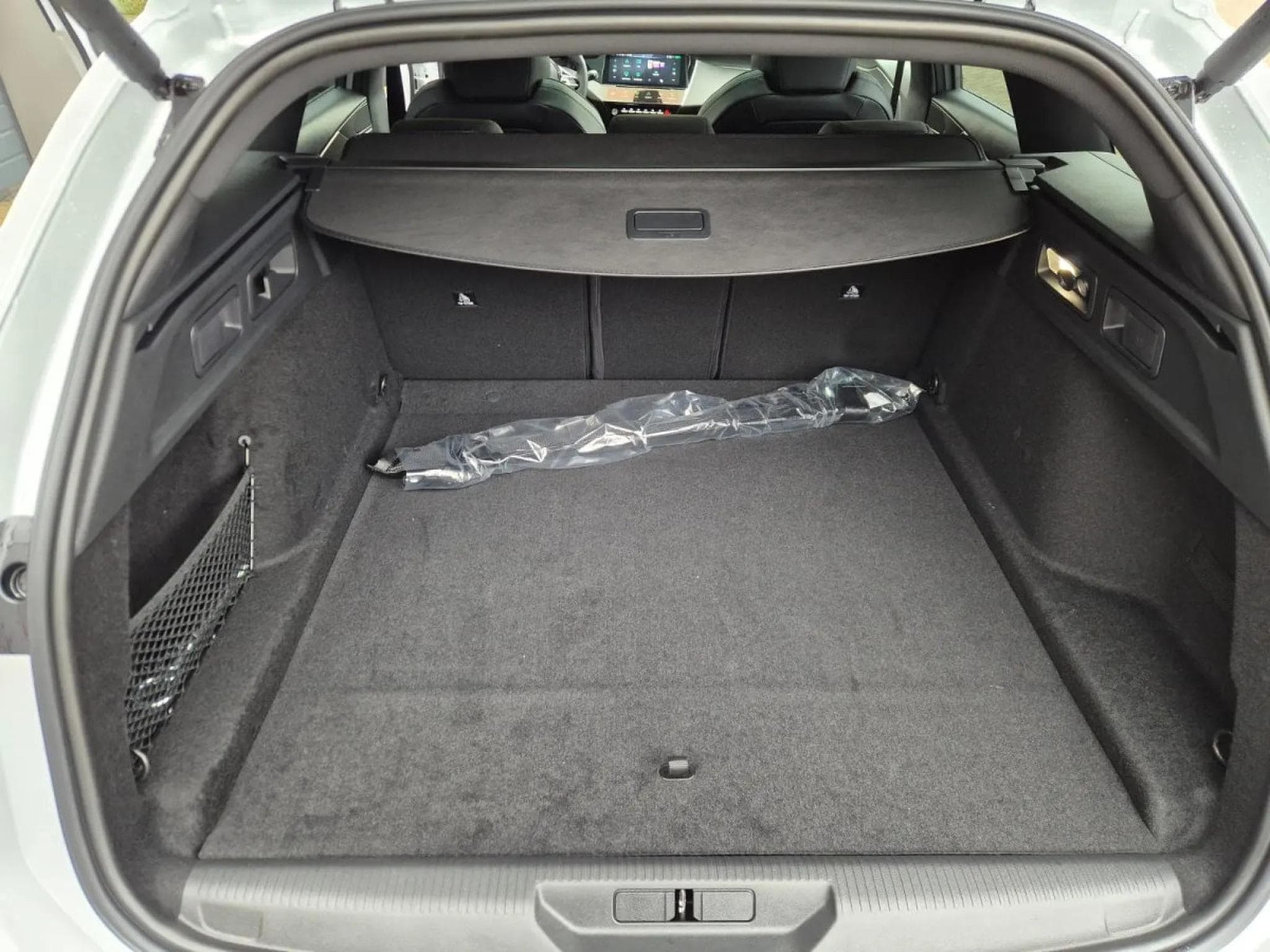 Peugeot 308 1.2 Hybrid e-DSC6 145 GT Exclusive (2026) - Photo 12