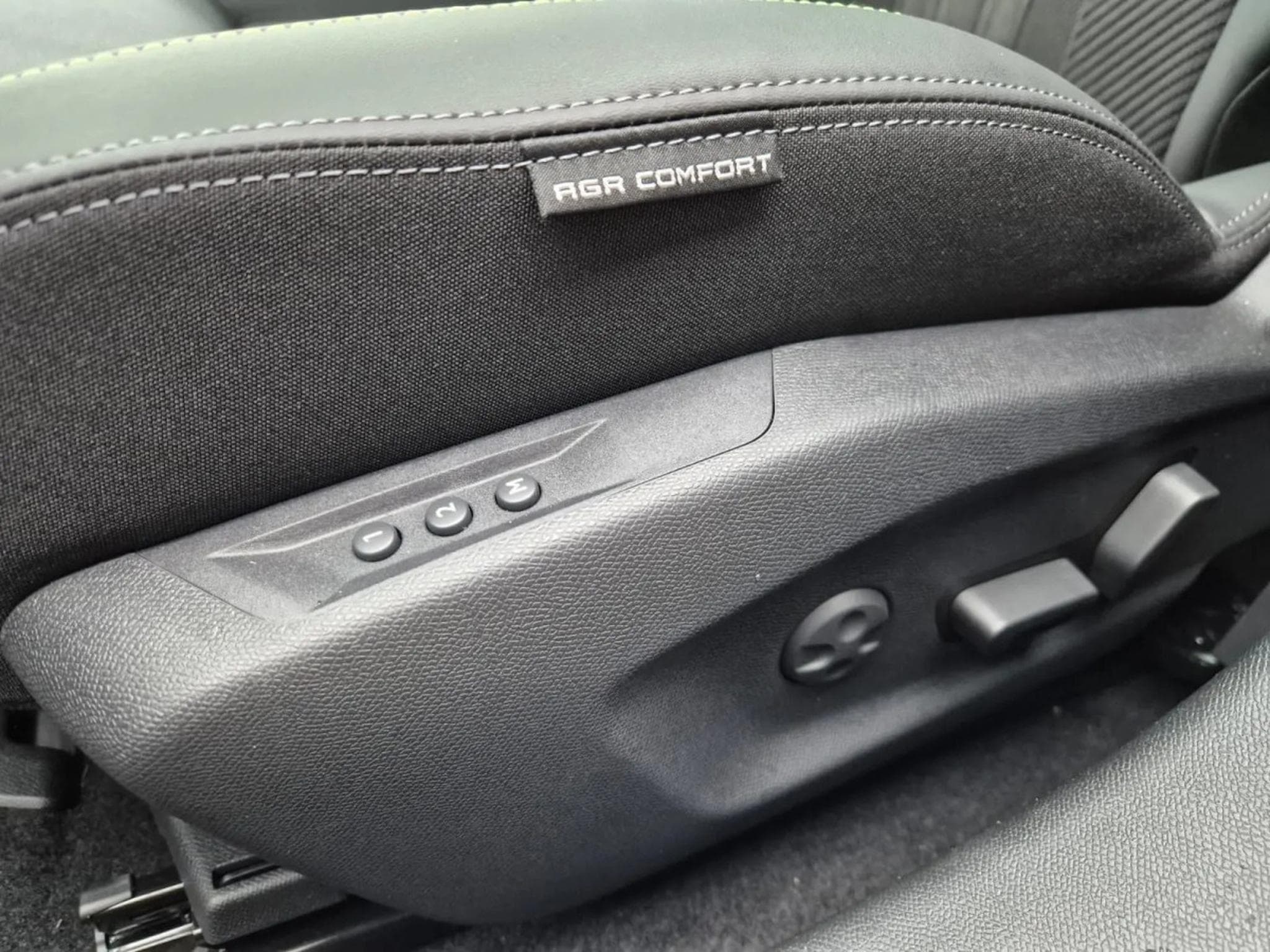 Peugeot 308 1.2 Hybrid e-DSC6 145 GT Exclusive (2026) - Photo 14