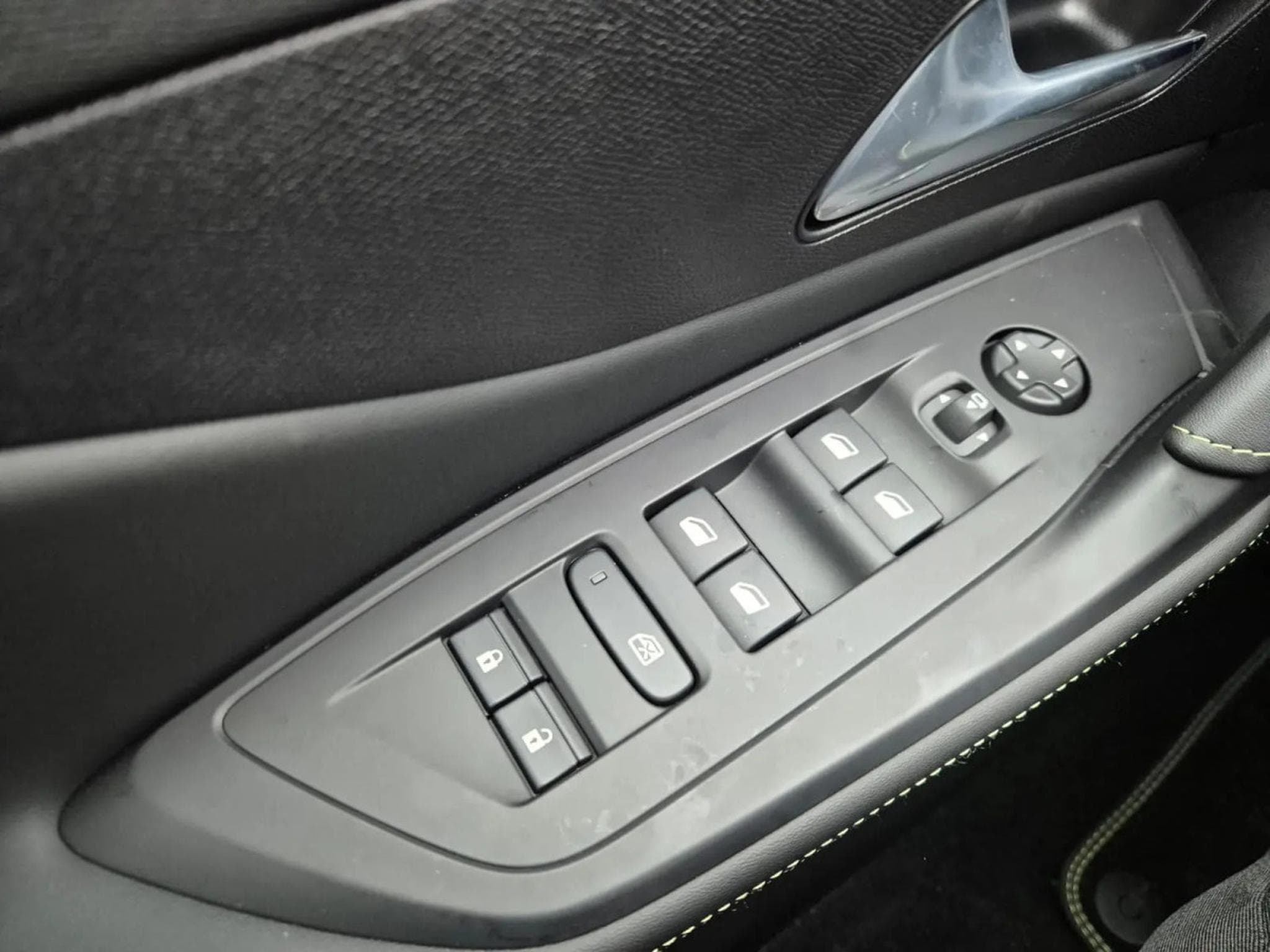 Peugeot 308 1.2 Hybrid e-DSC6 145 GT Exclusive (2026) - Photo 15