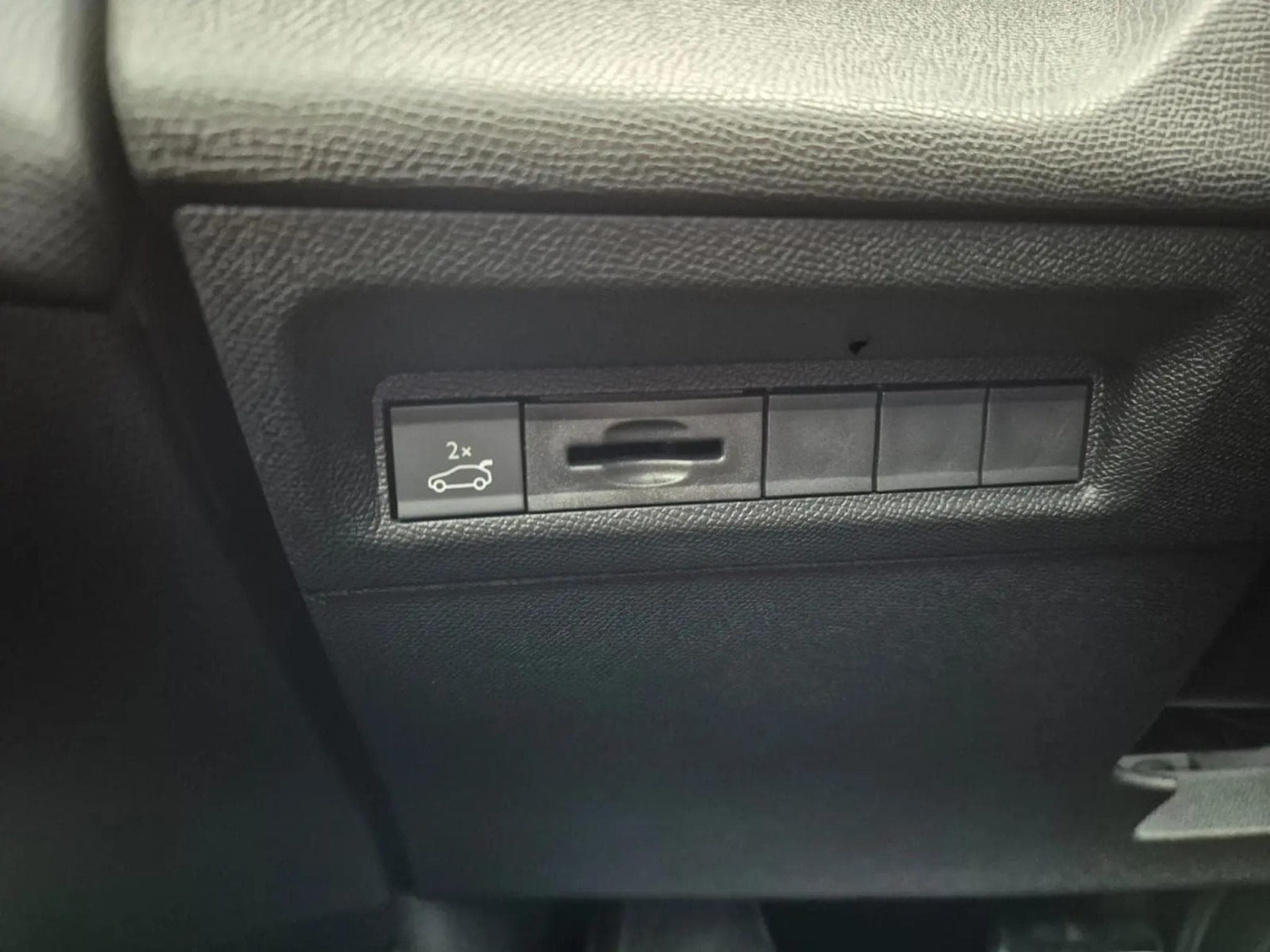 Peugeot 308 1.2 Hybrid e-DSC6 145 GT Exclusive (2026) - Photo 16