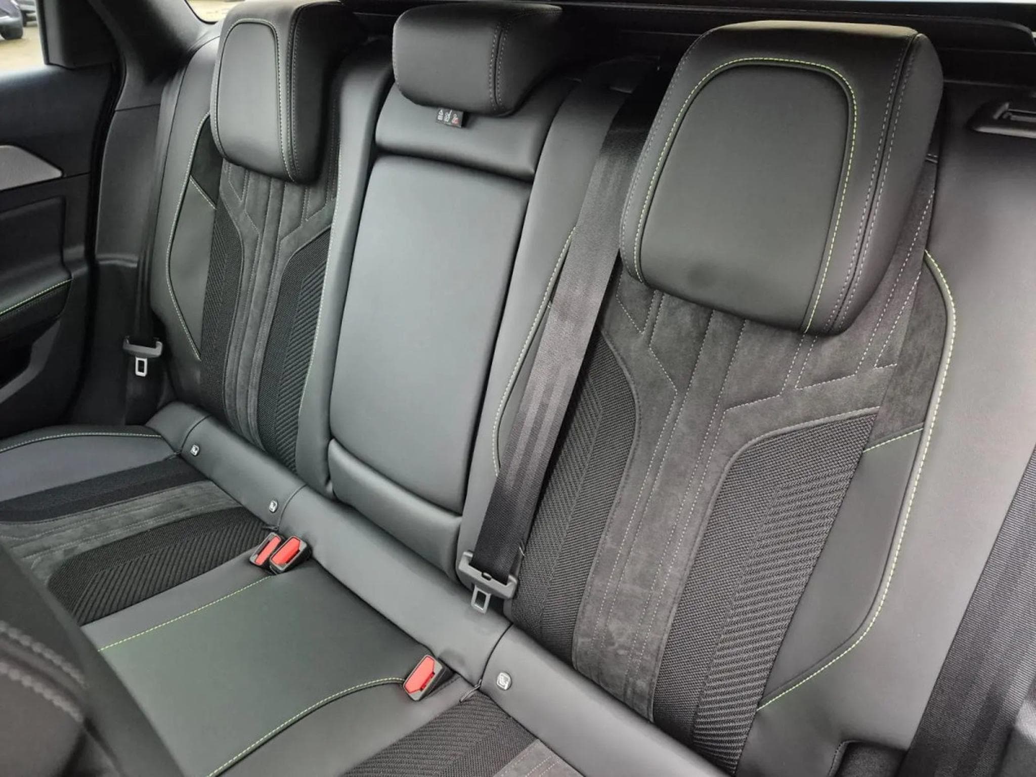 Peugeot 308 1.2 Hybrid e-DSC6 145 GT Exclusive (2026) - Photo 9