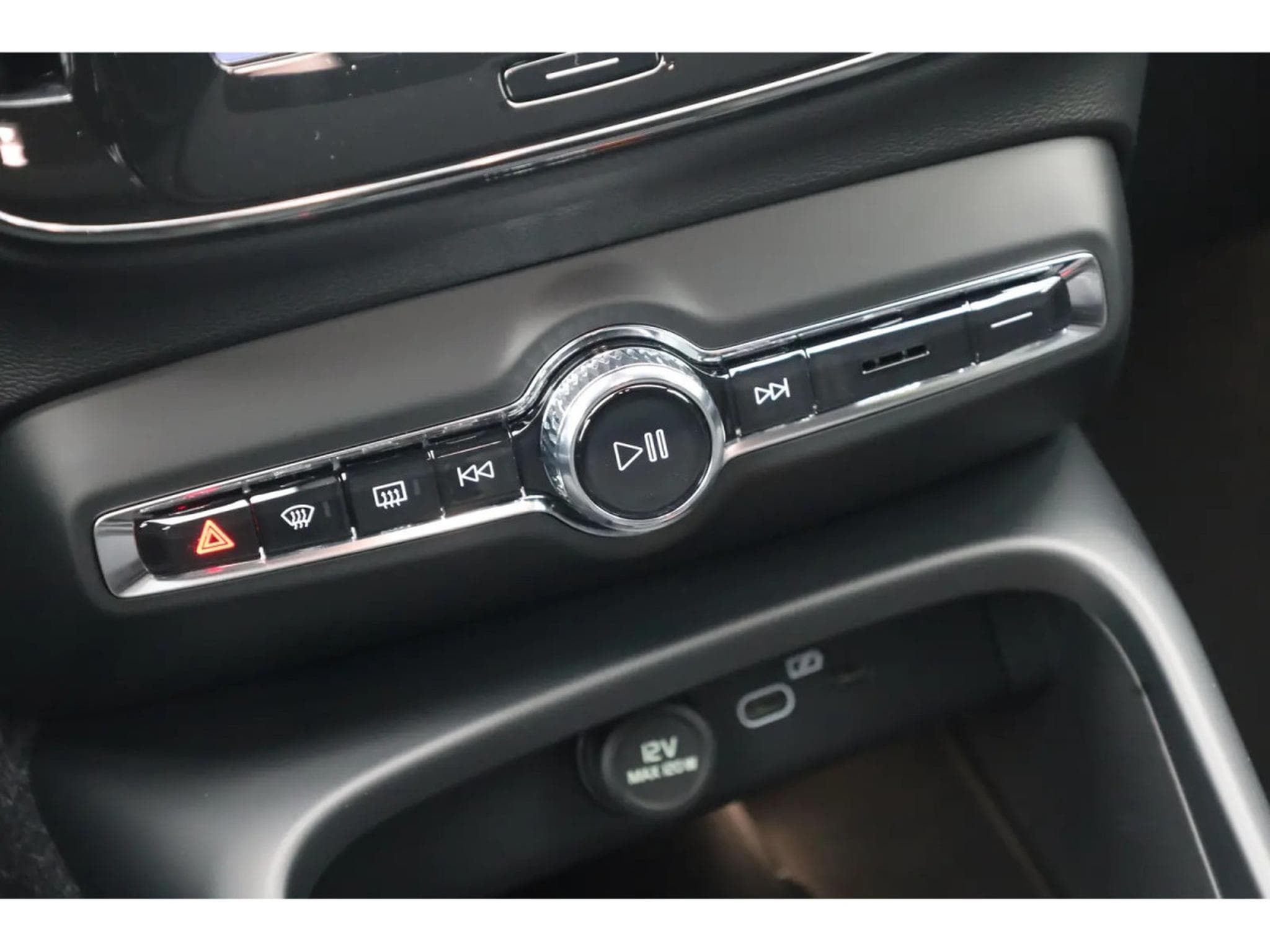 Volvo XC40 2.0 B4 MHD 197  Black Edition (2026) - Photo 24