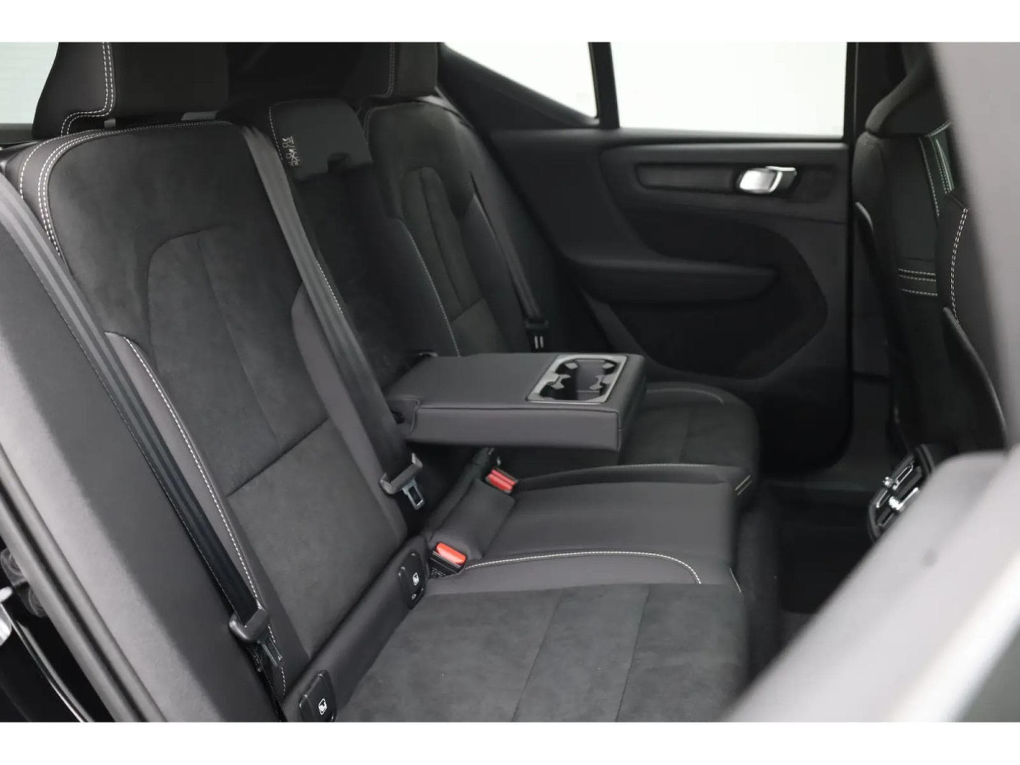 Volvo XC40 2.0 B4 MHD 197  Black Edition (2026) - Photo 8