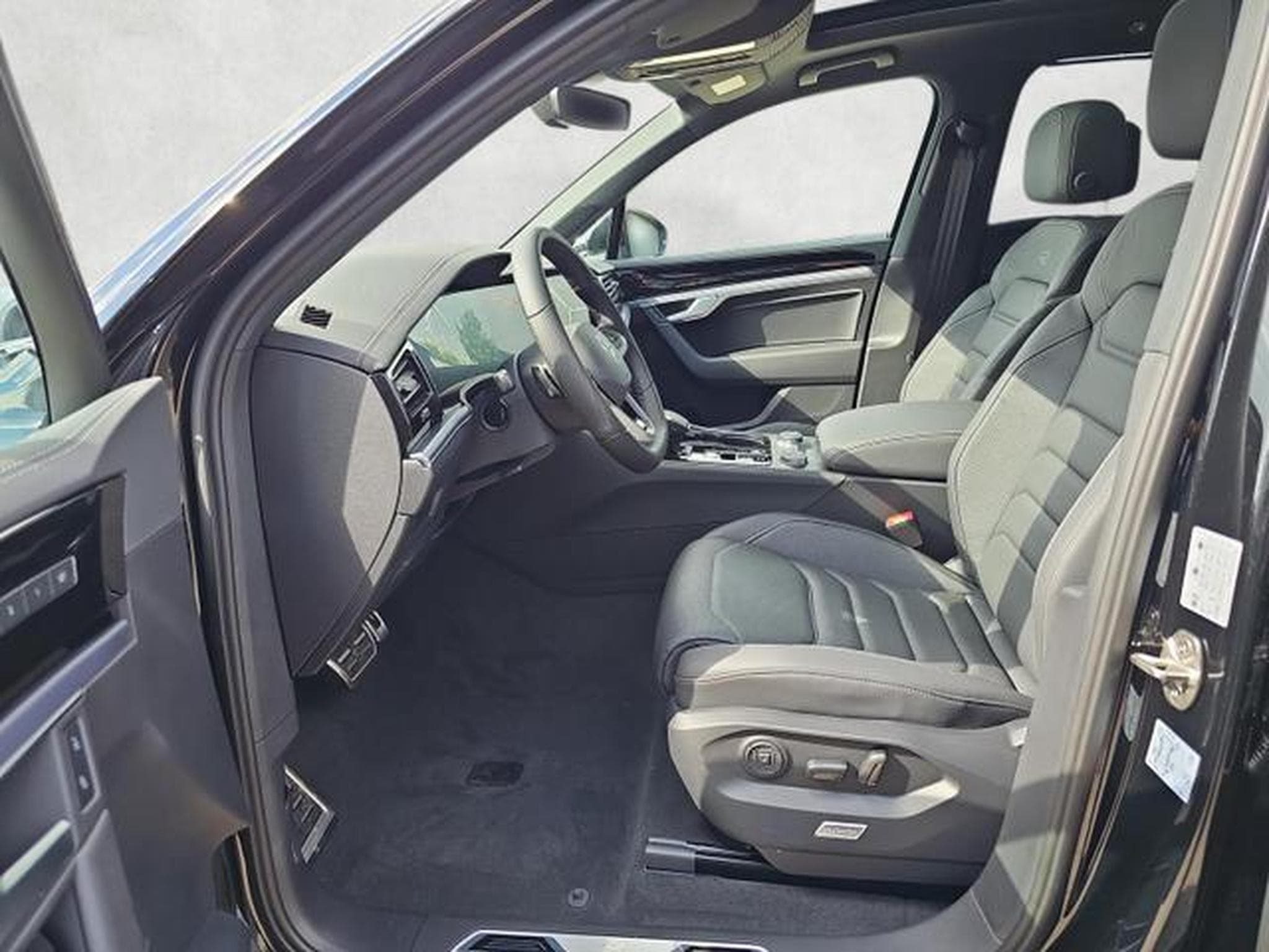 VW Touareg 3.0 TDI 210 kW 4Motion R-Line (2026) - Photo 9