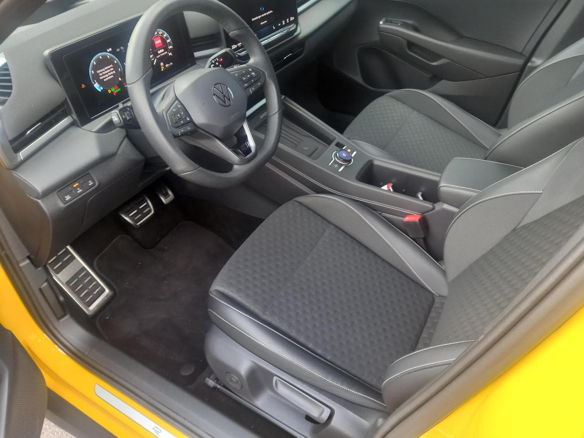 VW T-Roc R-Line 1.5 eTSI (2025) - Photo 2