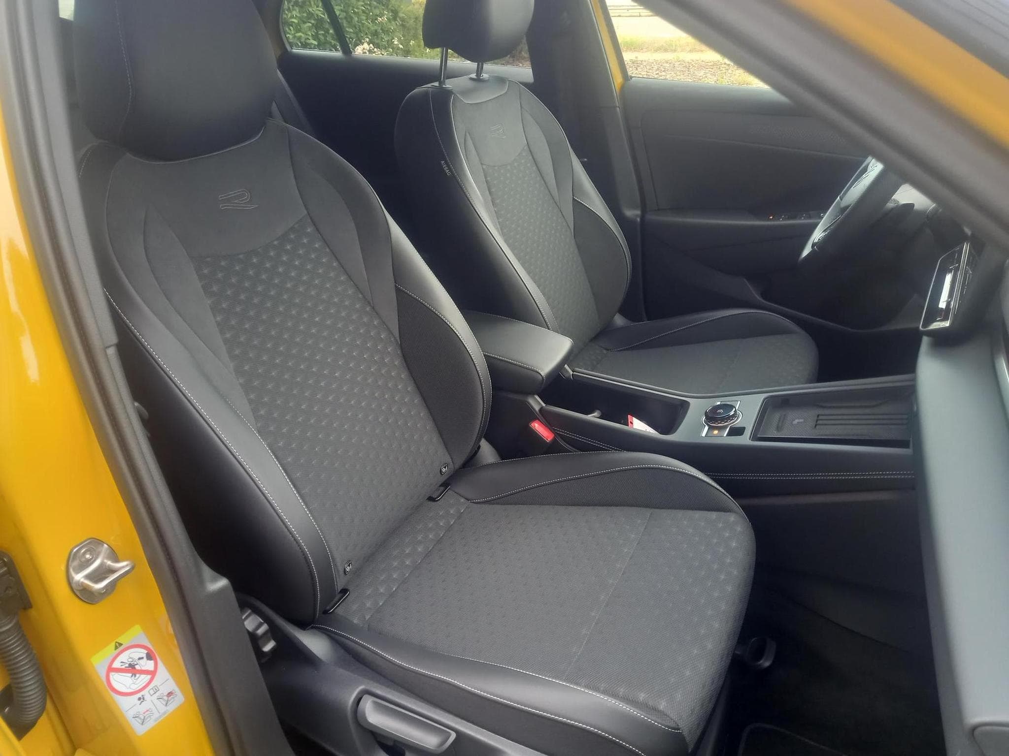 VW T-Roc R-Line 1.5 eTSI (2025) - Photo 9