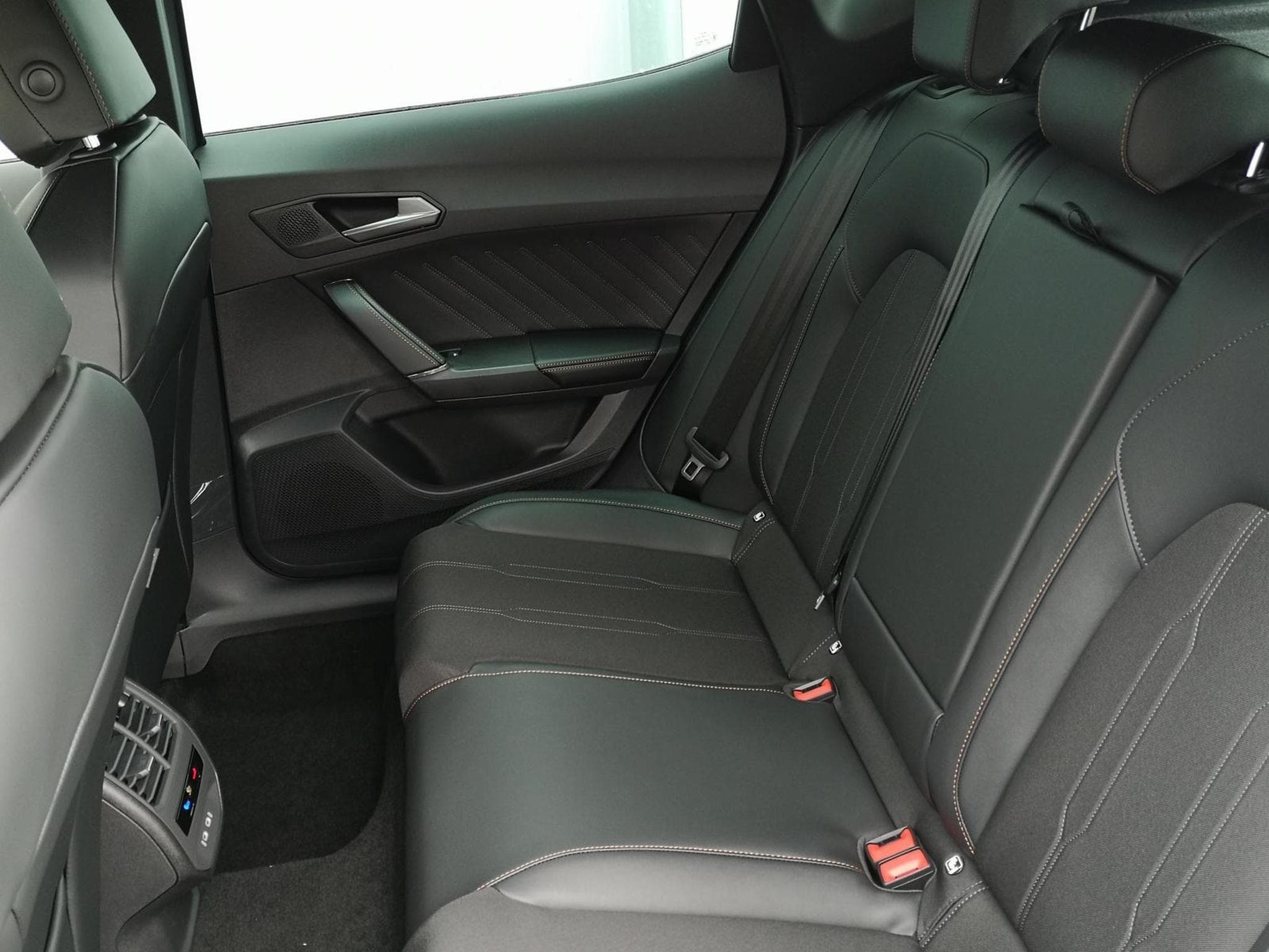 Cupra Formentor 1.5 eTSI 110 kW (2026) - Photo 8