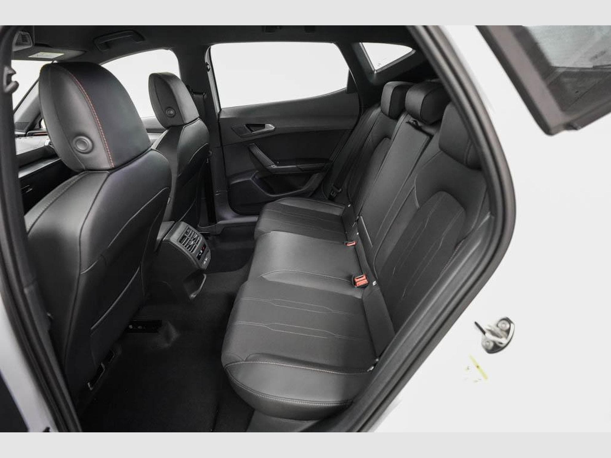 Cupra Formentor 1,5 eTSI DSG (2026) - Photo 16