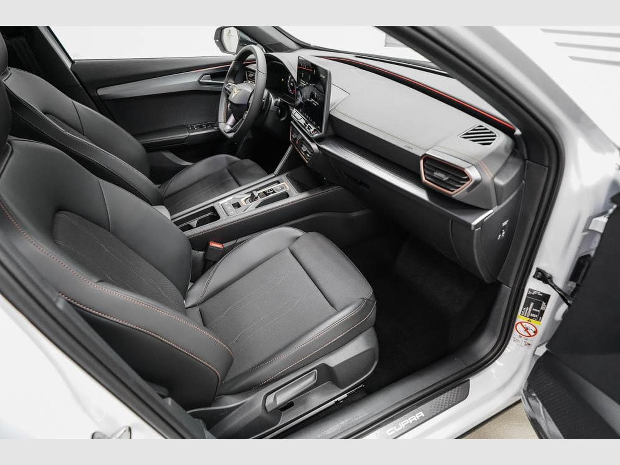 Cupra Formentor 1,5 eTSI DSG (2026) - Photo 21