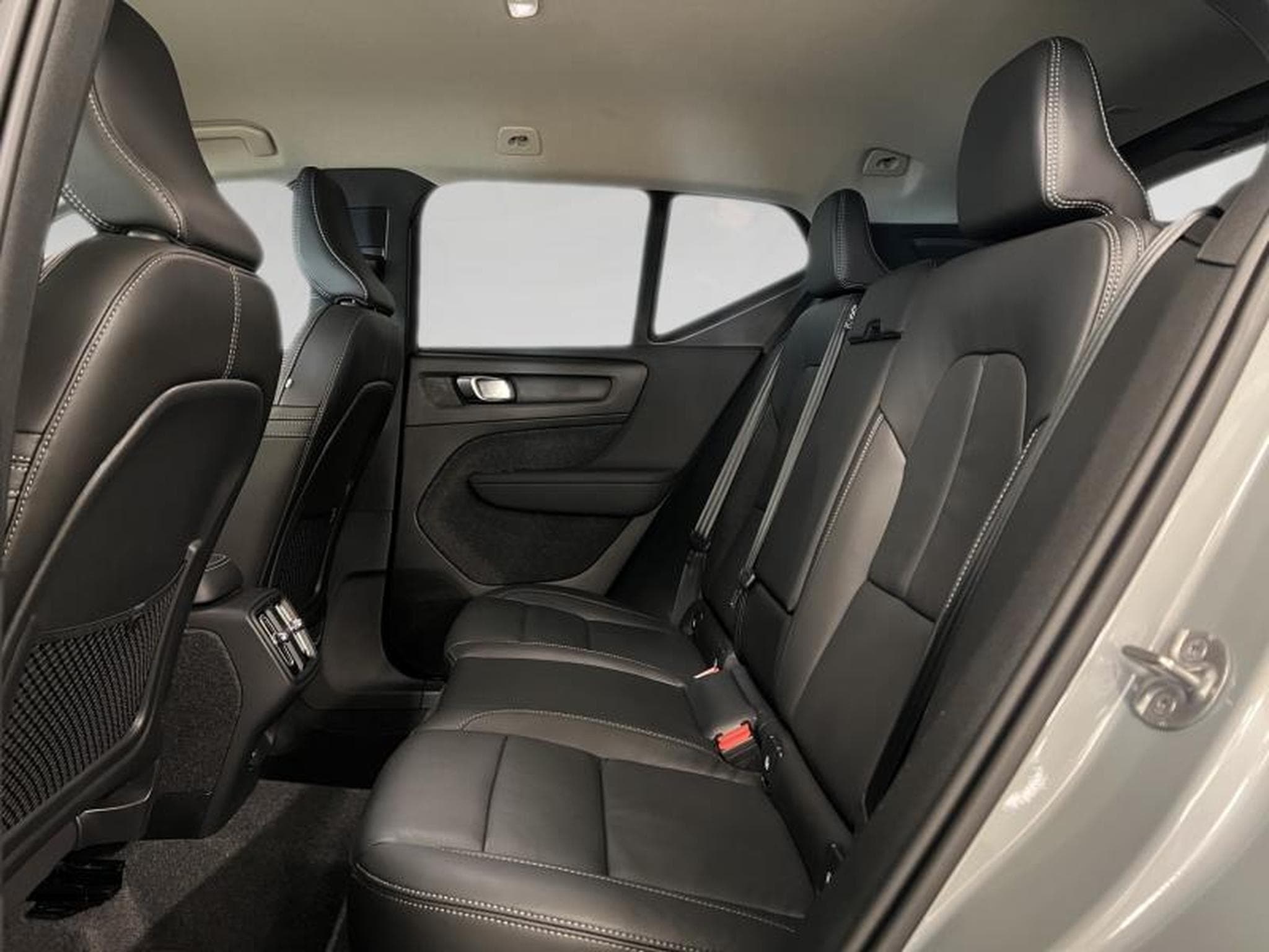 Volvo XC40 Core (2025) - Photo 12