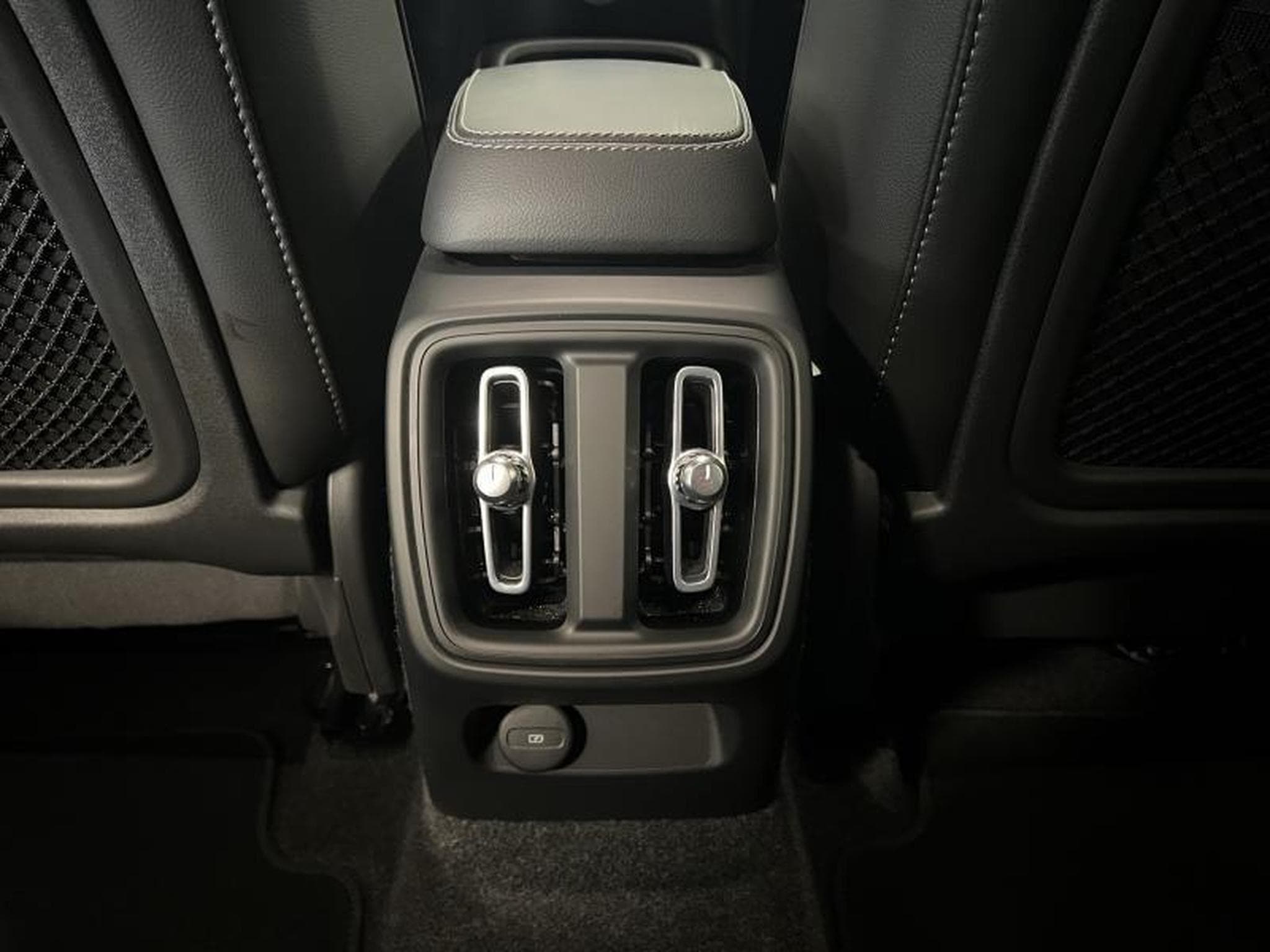 Volvo XC40 Core (2025) - Photo 13