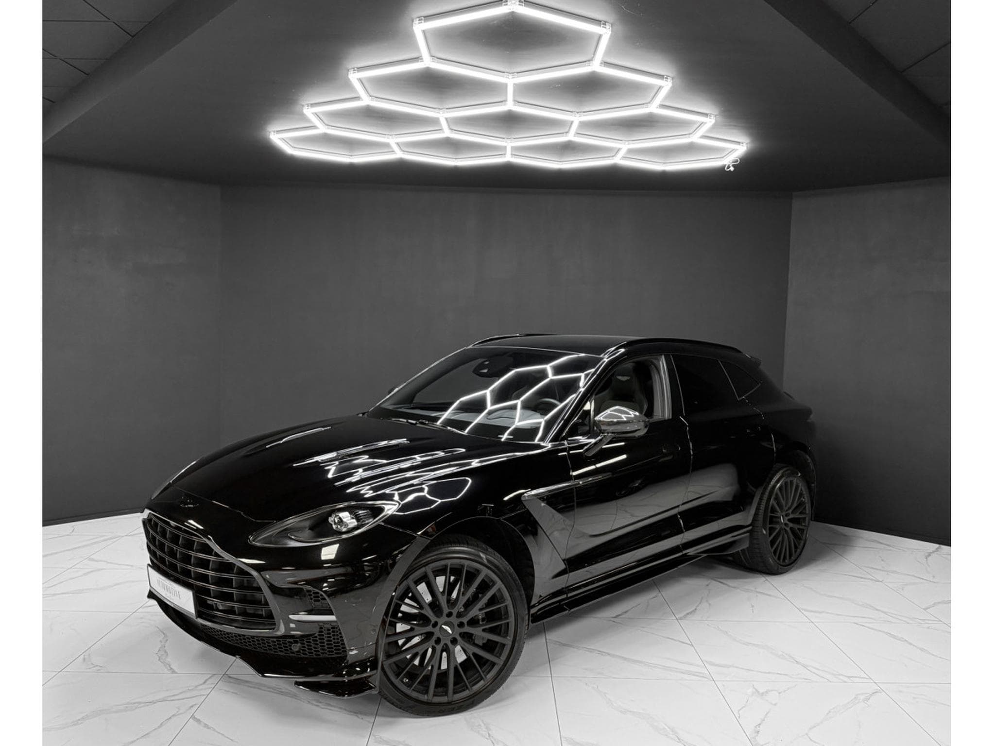 Aston-Martin DBX 4.0 V8 707 / CARBON / PANO / 23" / BLACK B (2022) - Photo 1