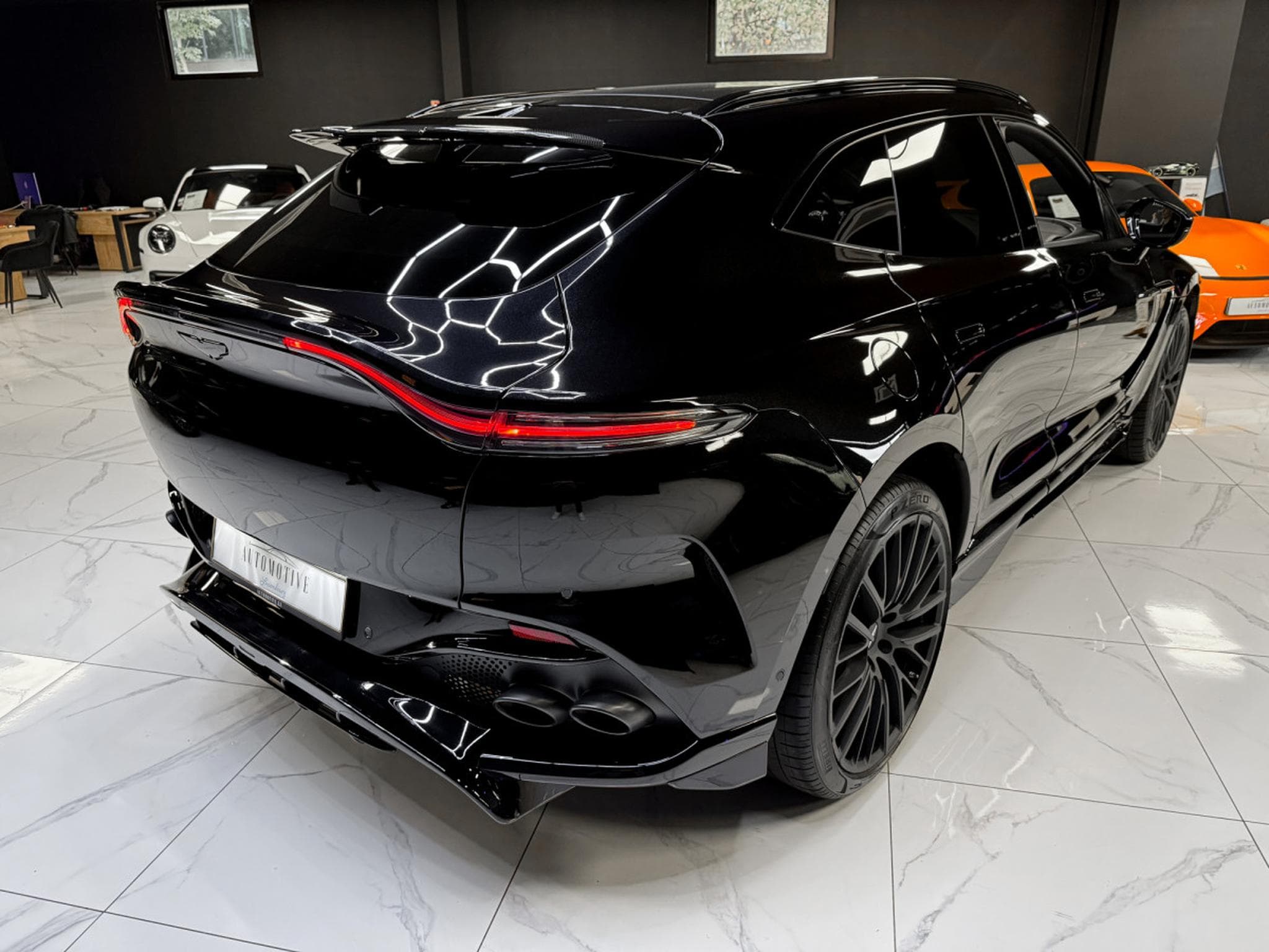 Aston-Martin DBX 4.0 V8 707 / CARBON / PANO / 23" / BLACK B (2022) - Photo 10