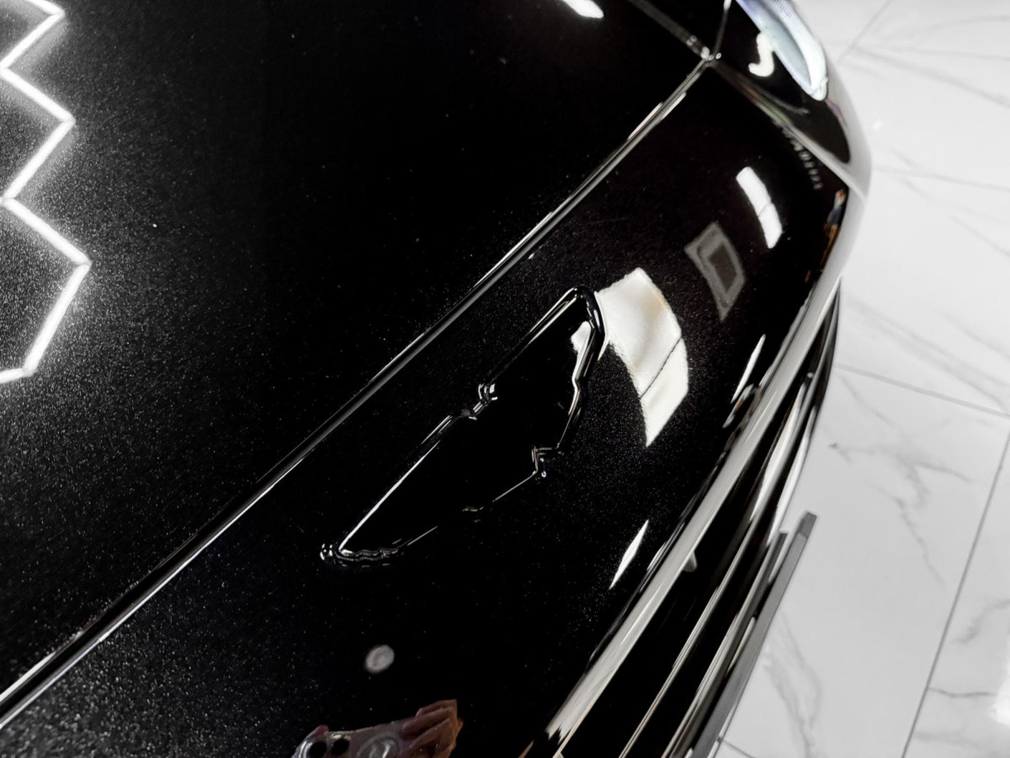 Aston-Martin DBX 4.0 V8 707 / CARBON / PANO / 23" / BLACK B (2022) - Photo 11