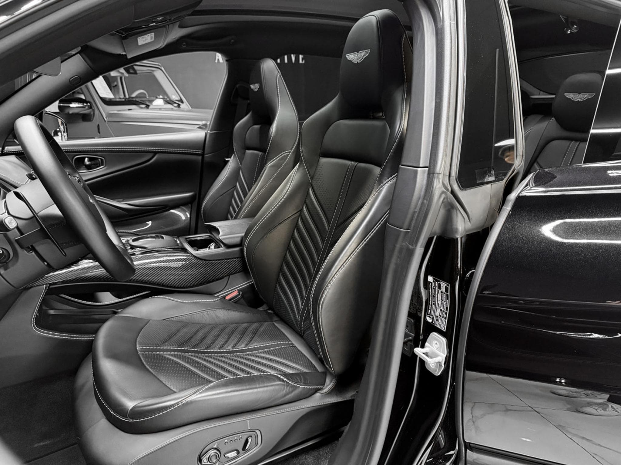 Aston-Martin DBX 4.0 V8 707 / CARBON / PANO / 23" / BLACK B (2022) - Photo 12