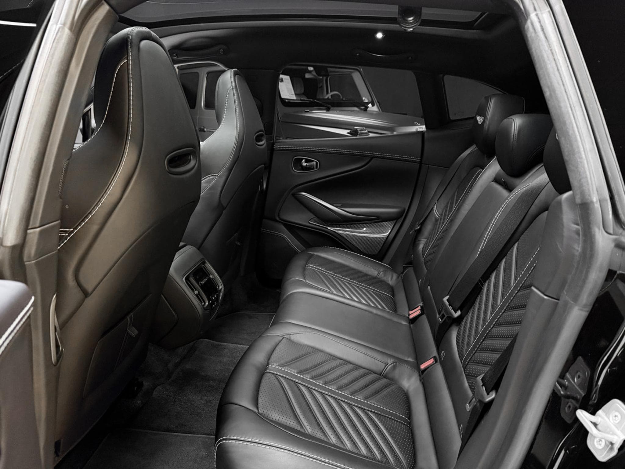 Aston-Martin DBX 4.0 V8 707 / CARBON / PANO / 23" / BLACK B (2022) - Photo 13