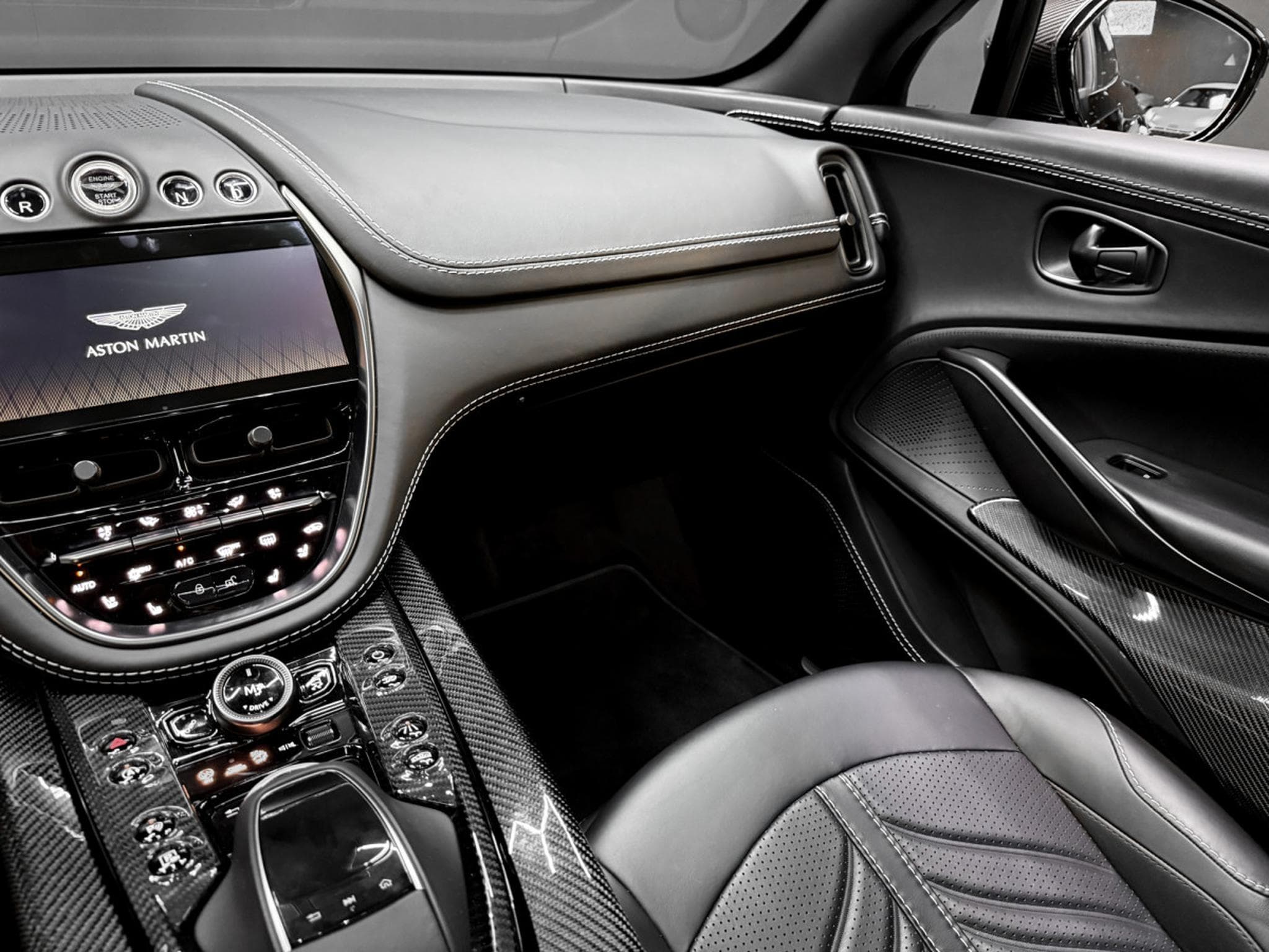 Aston-Martin DBX 4.0 V8 707 / CARBON / PANO / 23" / BLACK B (2022) - Photo 15