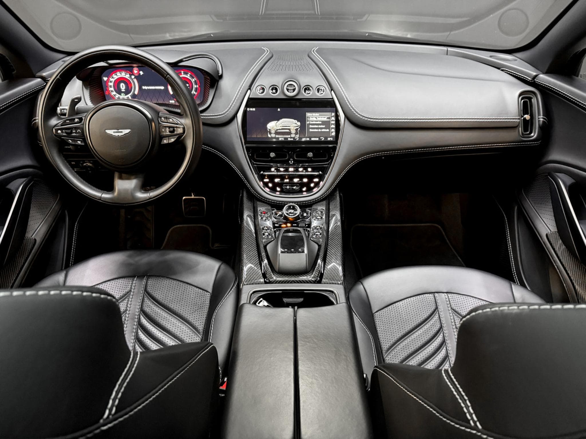 Aston-Martin DBX 4.0 V8 707 / CARBON / PANO / 23" / BLACK B (2022) - Photo 17