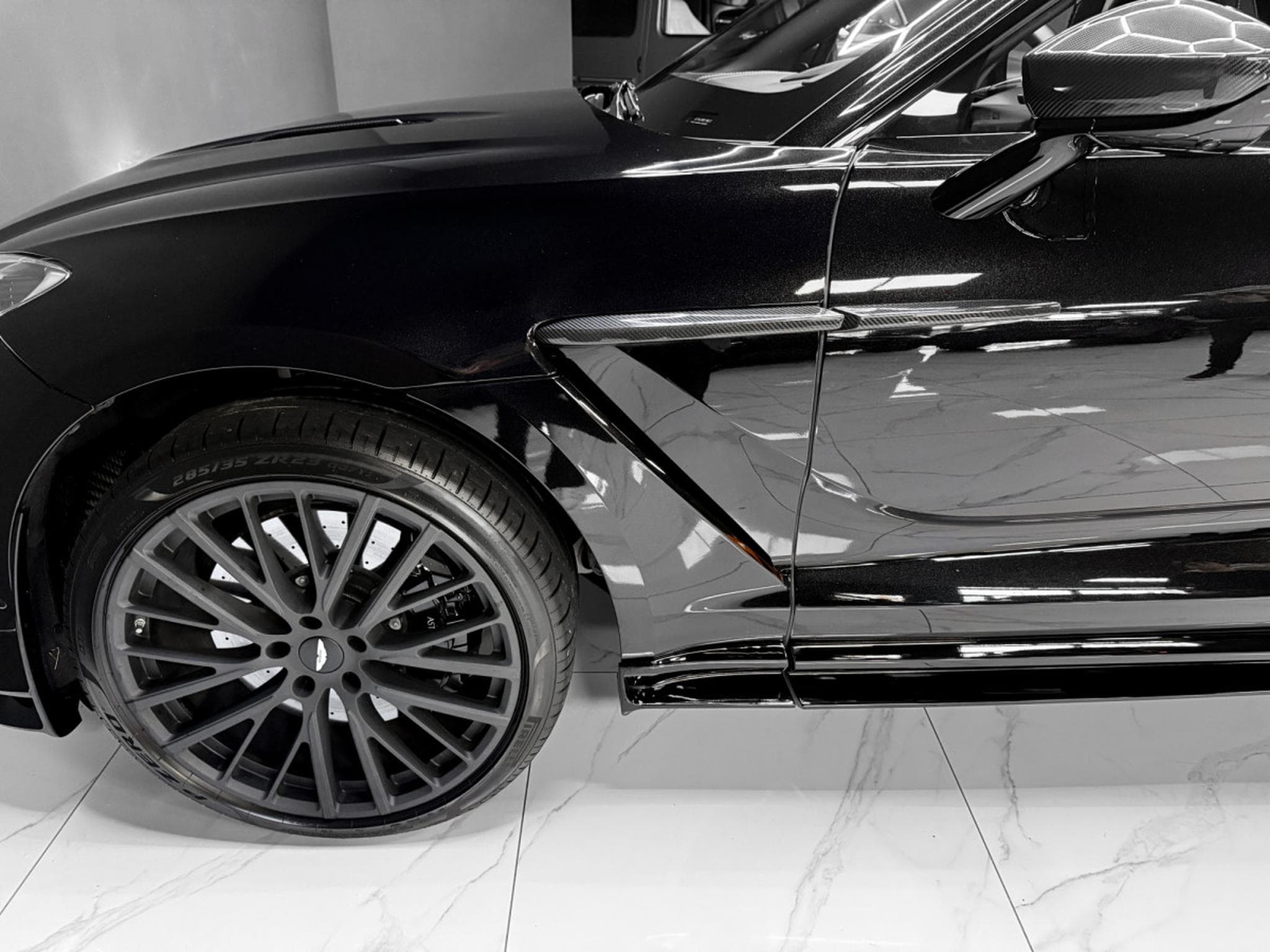 Aston-Martin DBX 4.0 V8 707 / CARBON / PANO / 23" / BLACK B (2022) - Photo 18