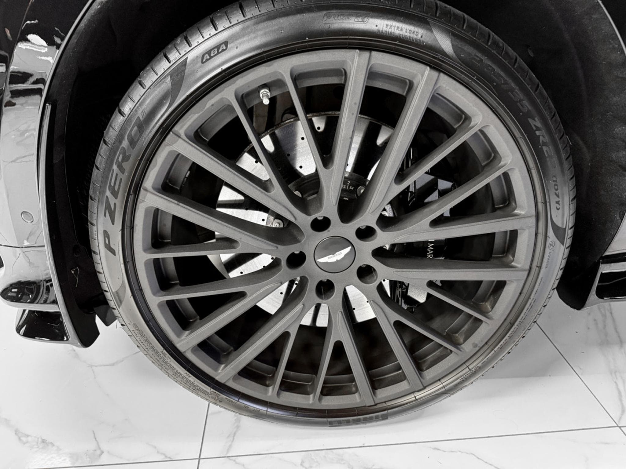 Aston-Martin DBX 4.0 V8 707 / CARBON / PANO / 23" / BLACK B (2022) - Photo 19