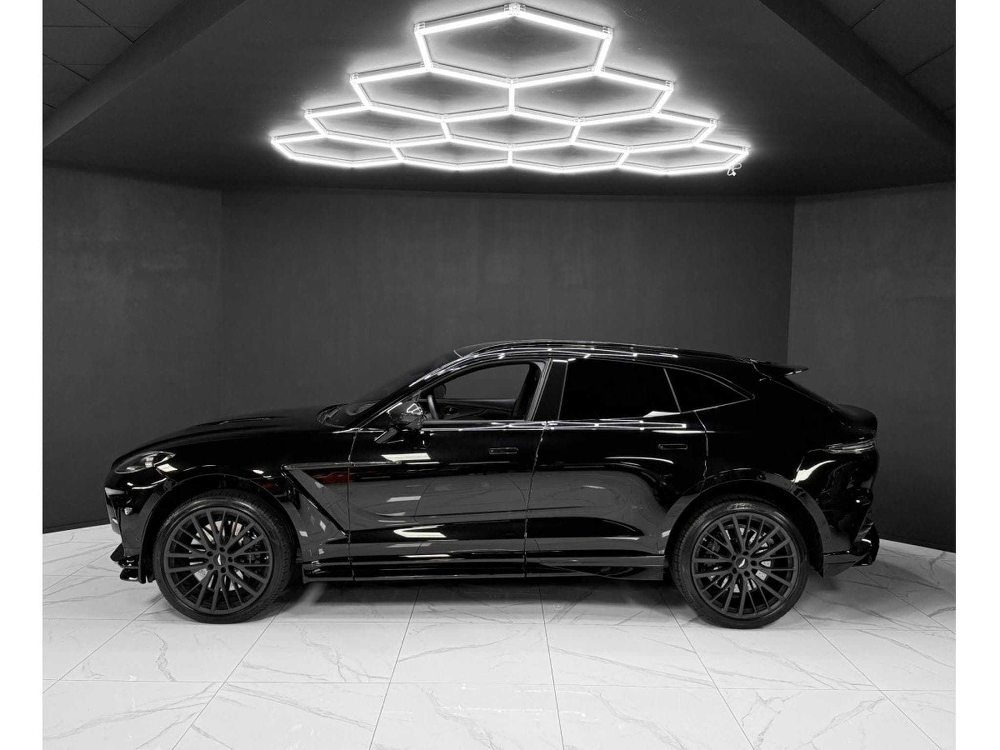 Aston-Martin DBX 4.0 V8 707 / CARBON / PANO / 23" / BLACK B (2022) - Photo 2
