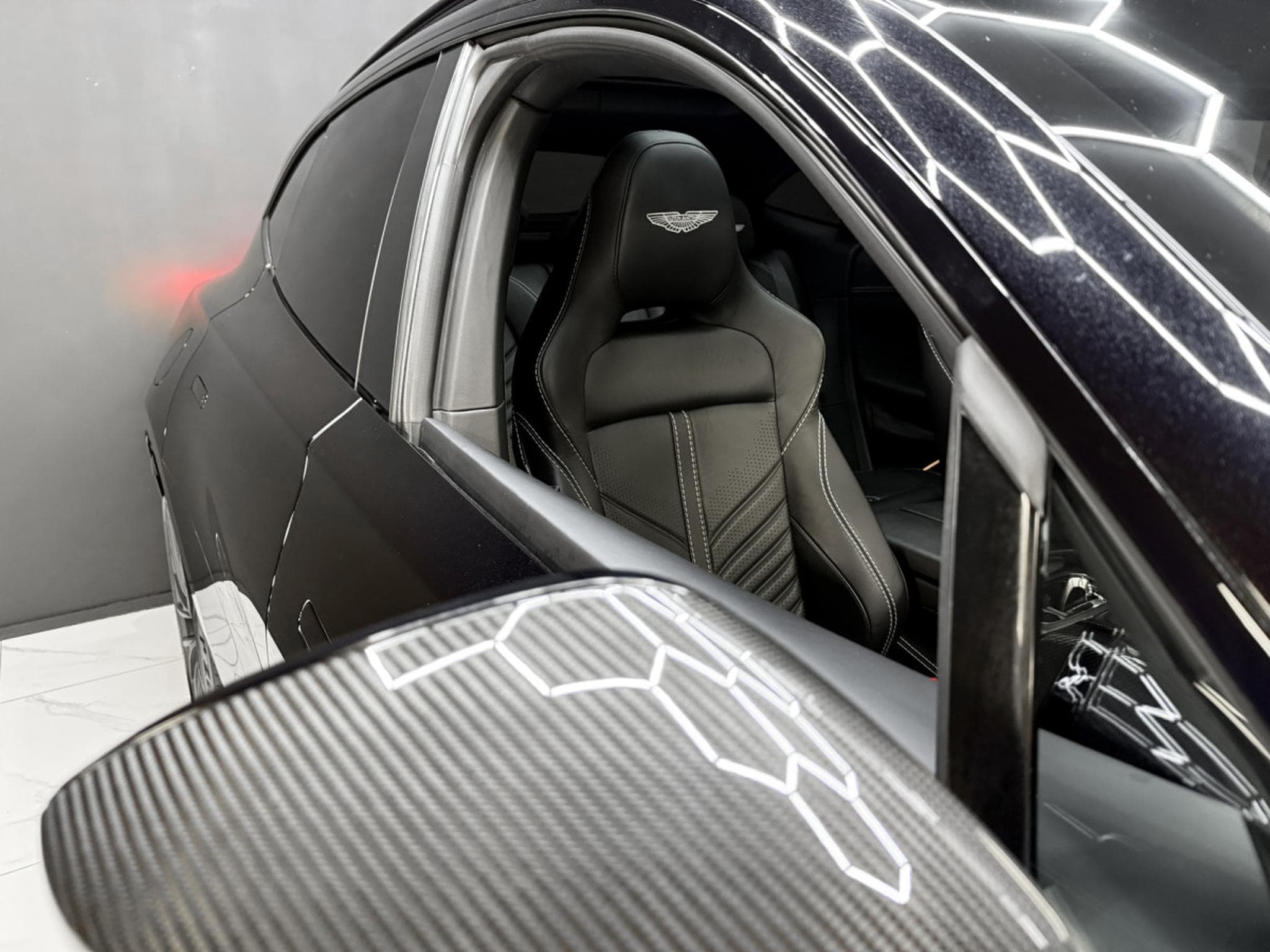 Aston-Martin DBX 4.0 V8 707 / CARBON / PANO / 23" / BLACK B (2022) - Photo 20