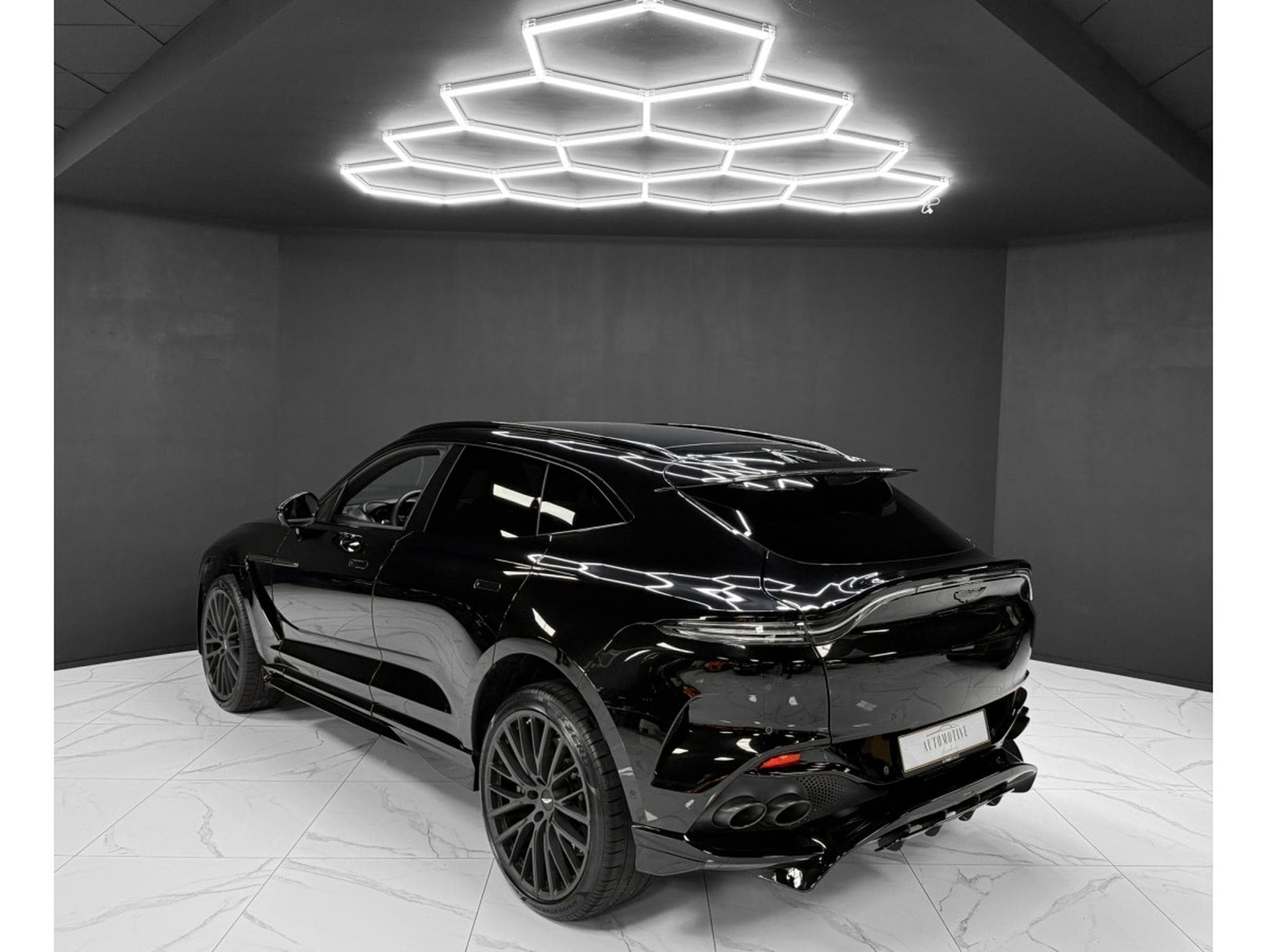 Aston-Martin DBX 4.0 V8 707 / CARBON / PANO / 23" / BLACK B (2022) - Photo 3