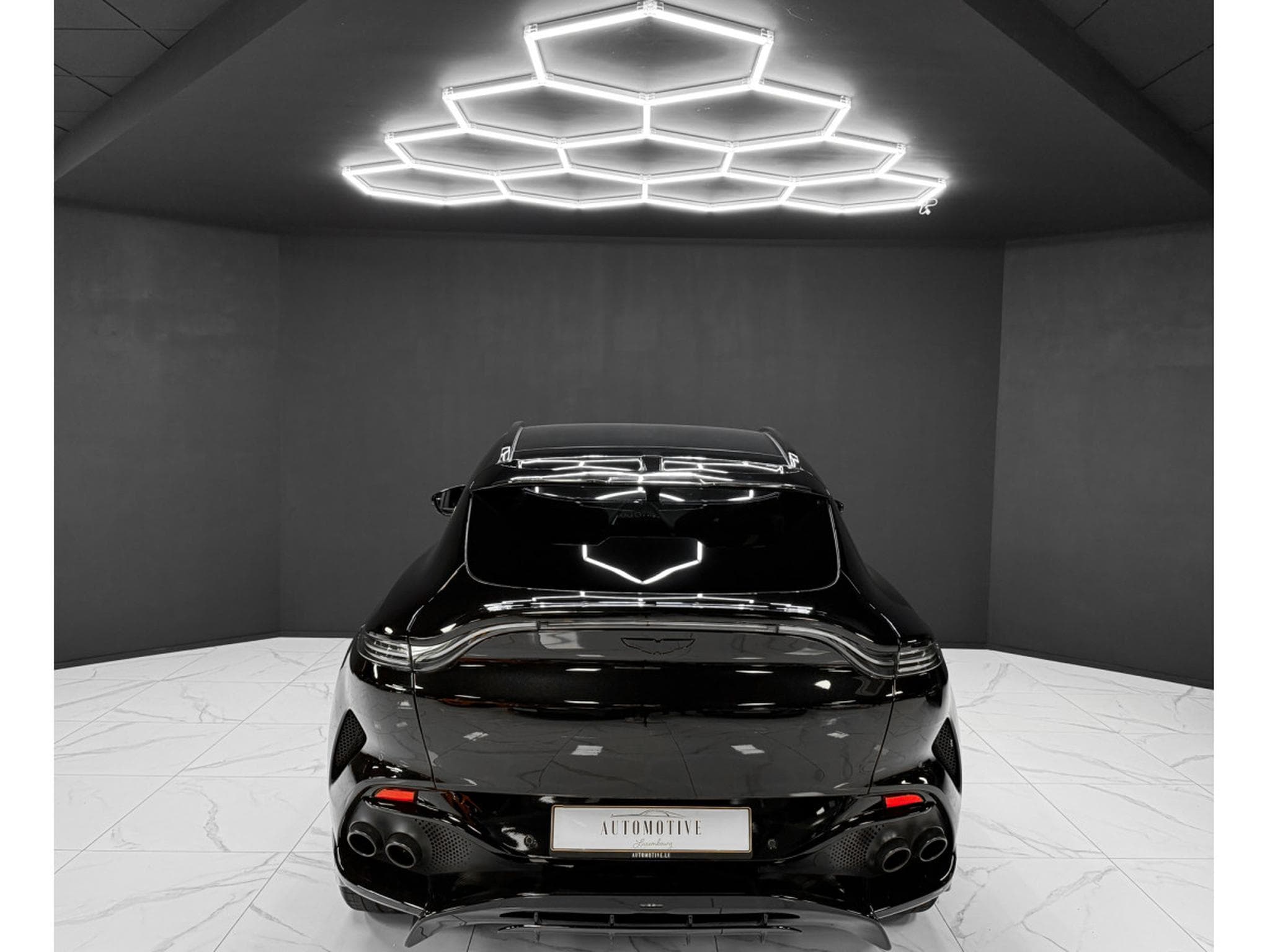 Aston-Martin DBX 4.0 V8 707 / CARBON / PANO / 23" / BLACK B (2022) - Photo 4