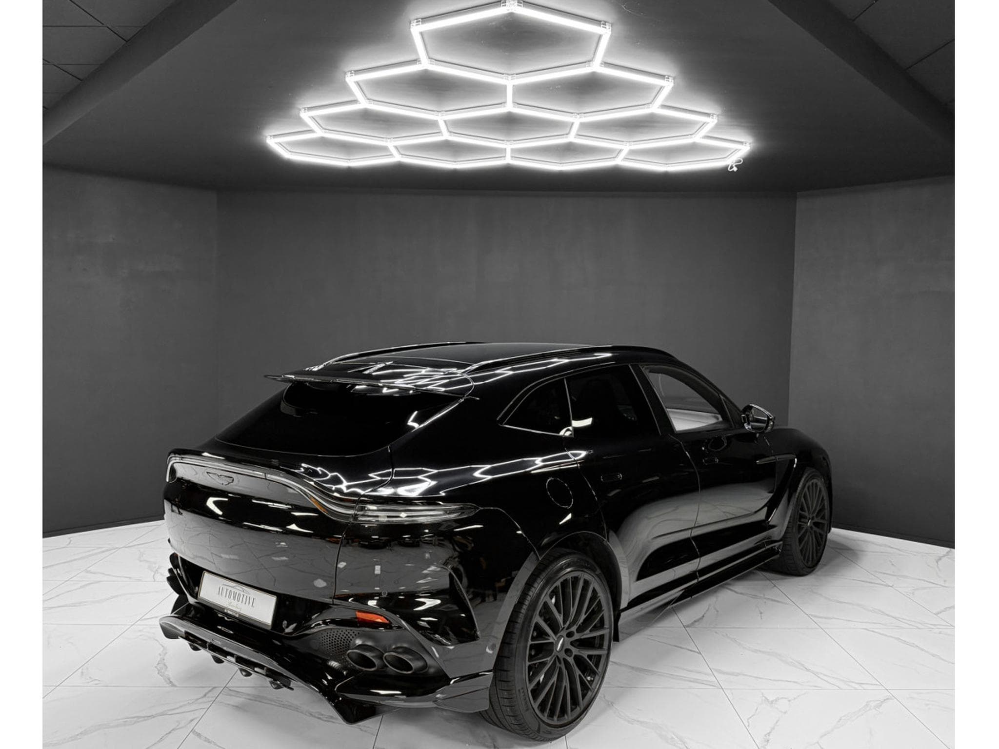 Aston-Martin DBX 4.0 V8 707 / CARBON / PANO / 23" / BLACK B (2022) - Photo 5
