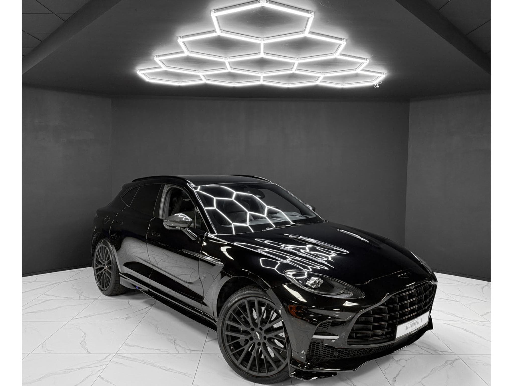 Aston-Martin DBX 4.0 V8 707 / CARBON / PANO / 23" / BLACK B (2022) - Photo 7