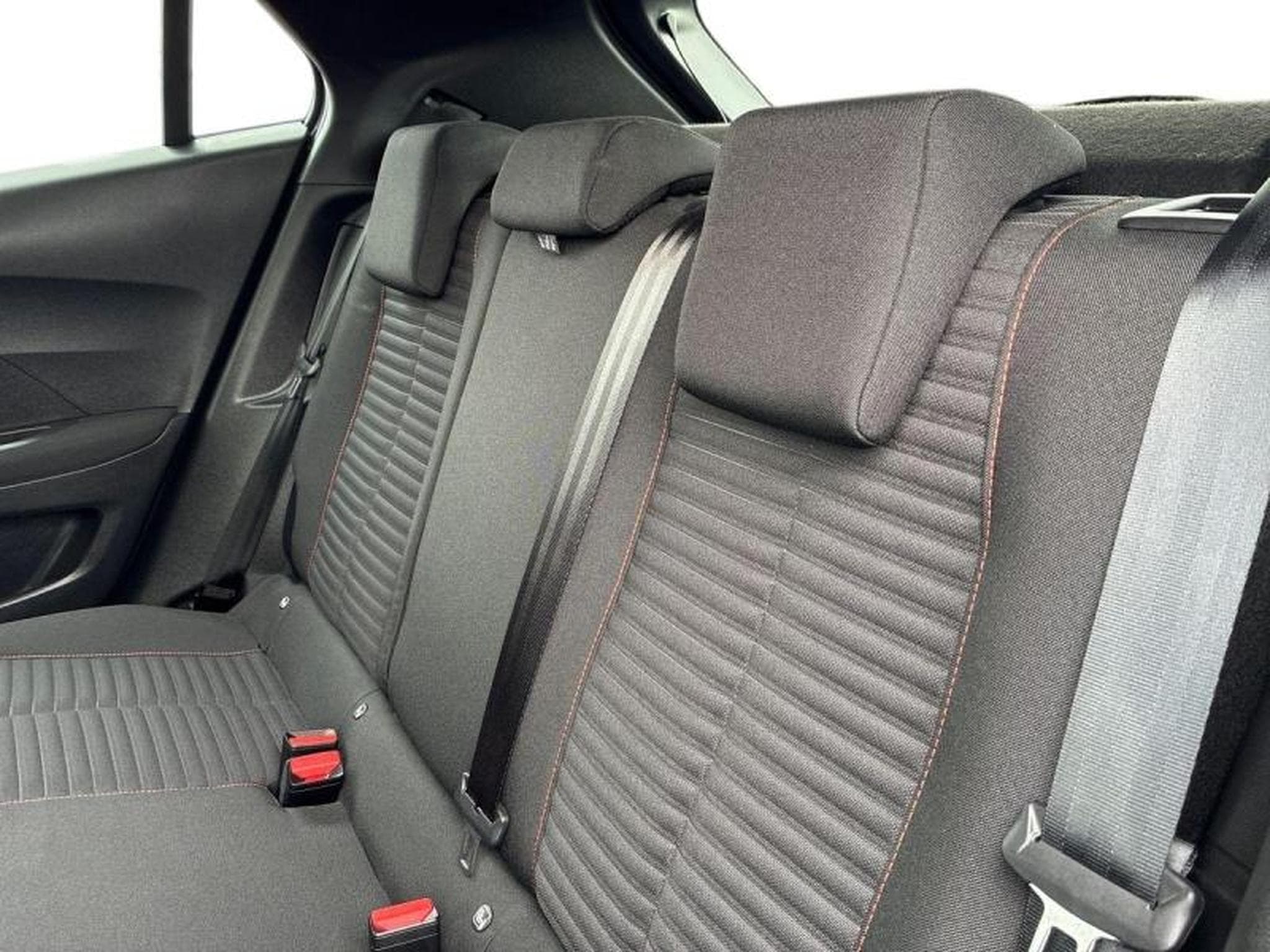 PEUGEOT 2008 e-2008 136ch Active (2021) - Photo 7