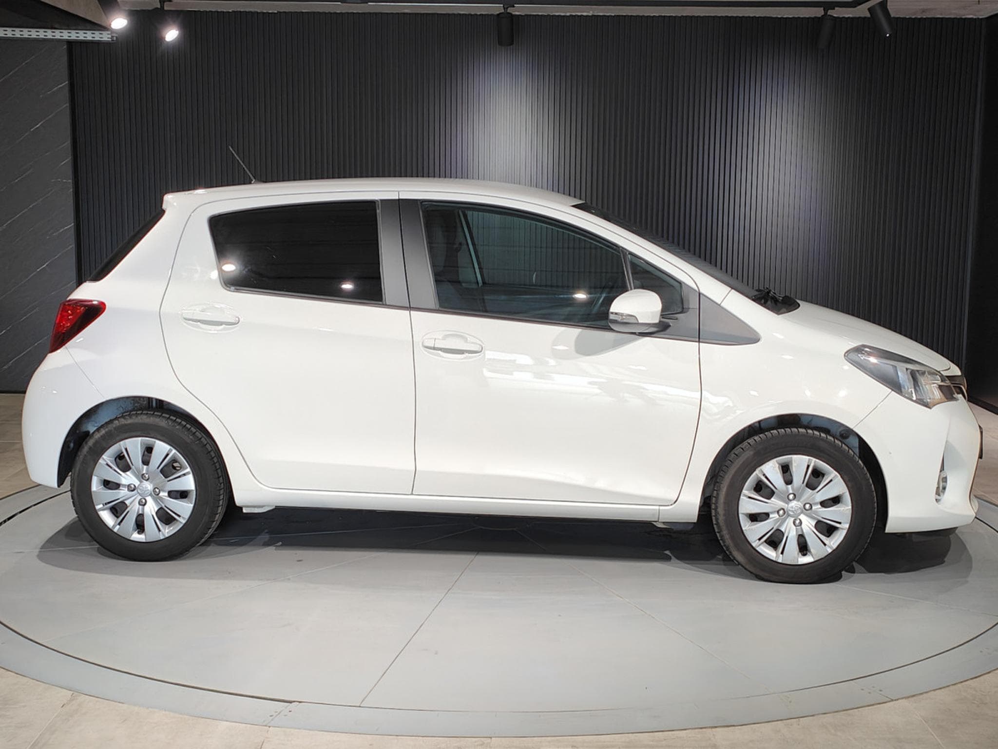 Toyota Yaris 1.3 VVT-I GPS BLUETOOTH CLIMATISATION (2016) - Photo 2