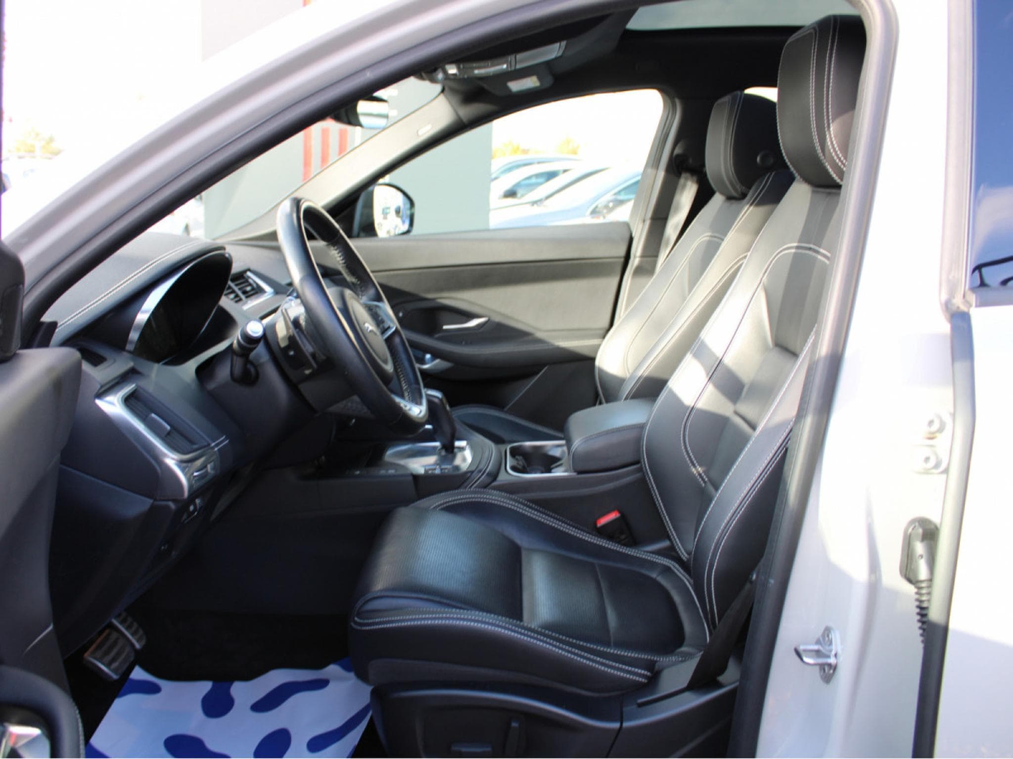 Jaguar E-Pace D 180 AWD R-DYNAMIC PANO CUIR NAVI (2020) - Photo 6