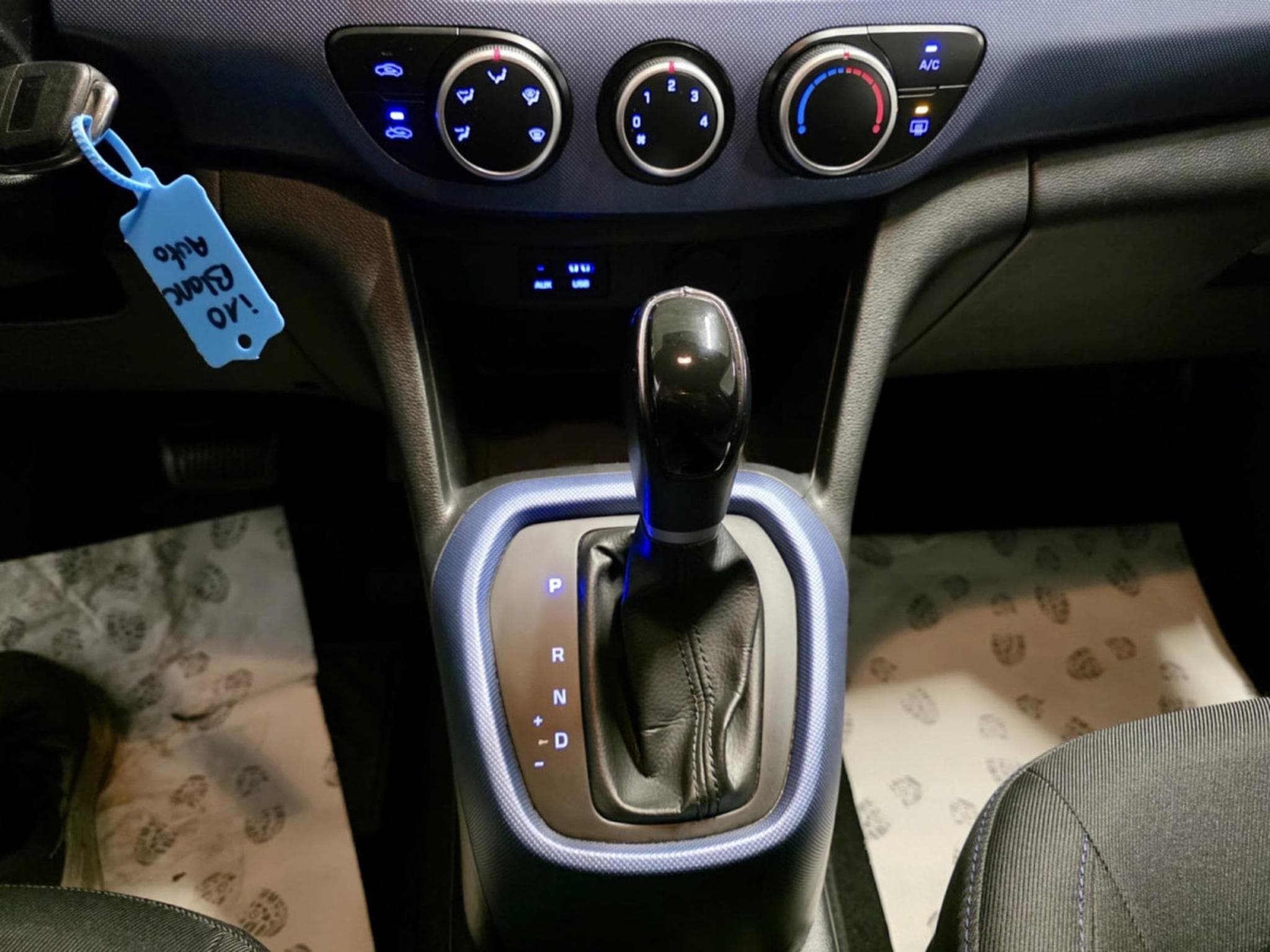 Hyundai i10 1.0 AUTO CLIM NAVI (2019) - Photo 9
