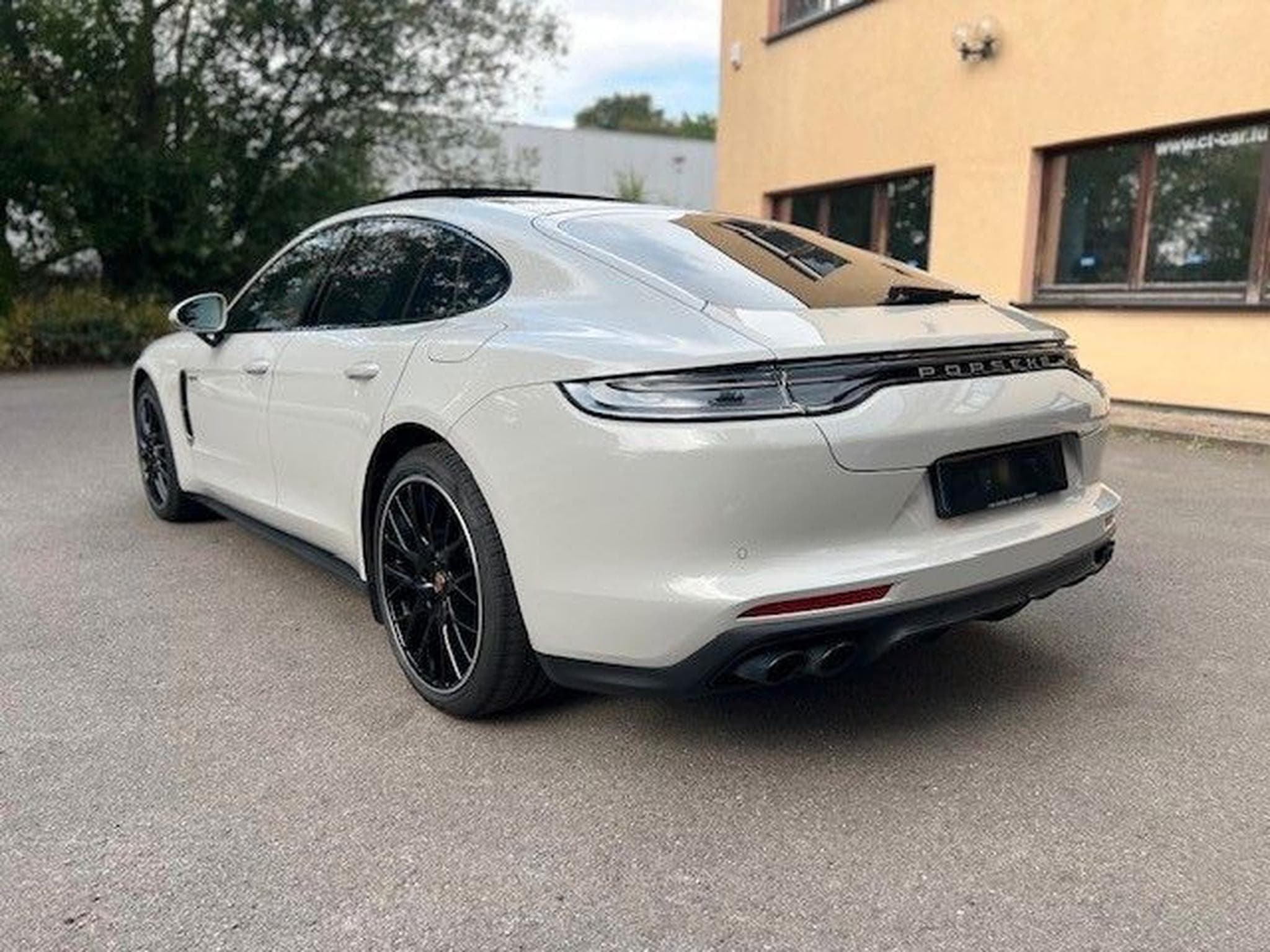 Porsche Panamera 4 E-Hybrid Platinum Edition (2022) - Photo 17