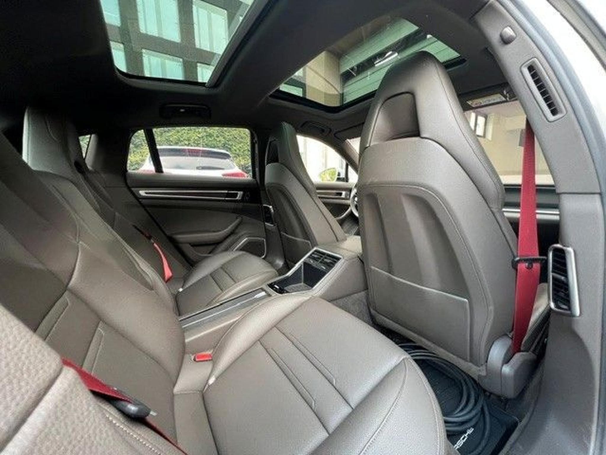 Porsche Panamera 4 E-Hybrid Platinum Edition (2022) - Photo 25