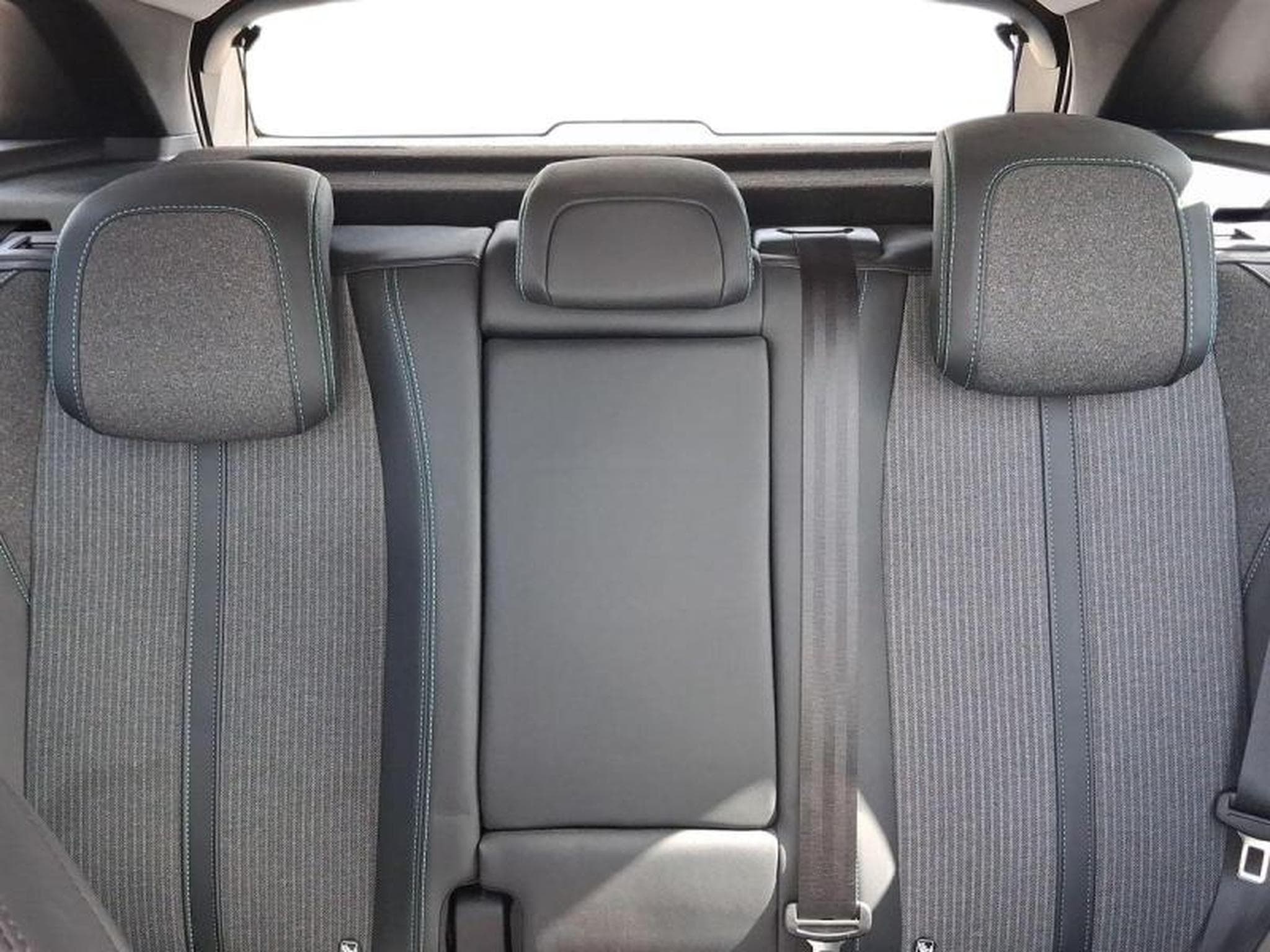 PEUGEOT 3008 HYBRID 225ch Allure Pack e-EAT8 (2022) - Photo 7