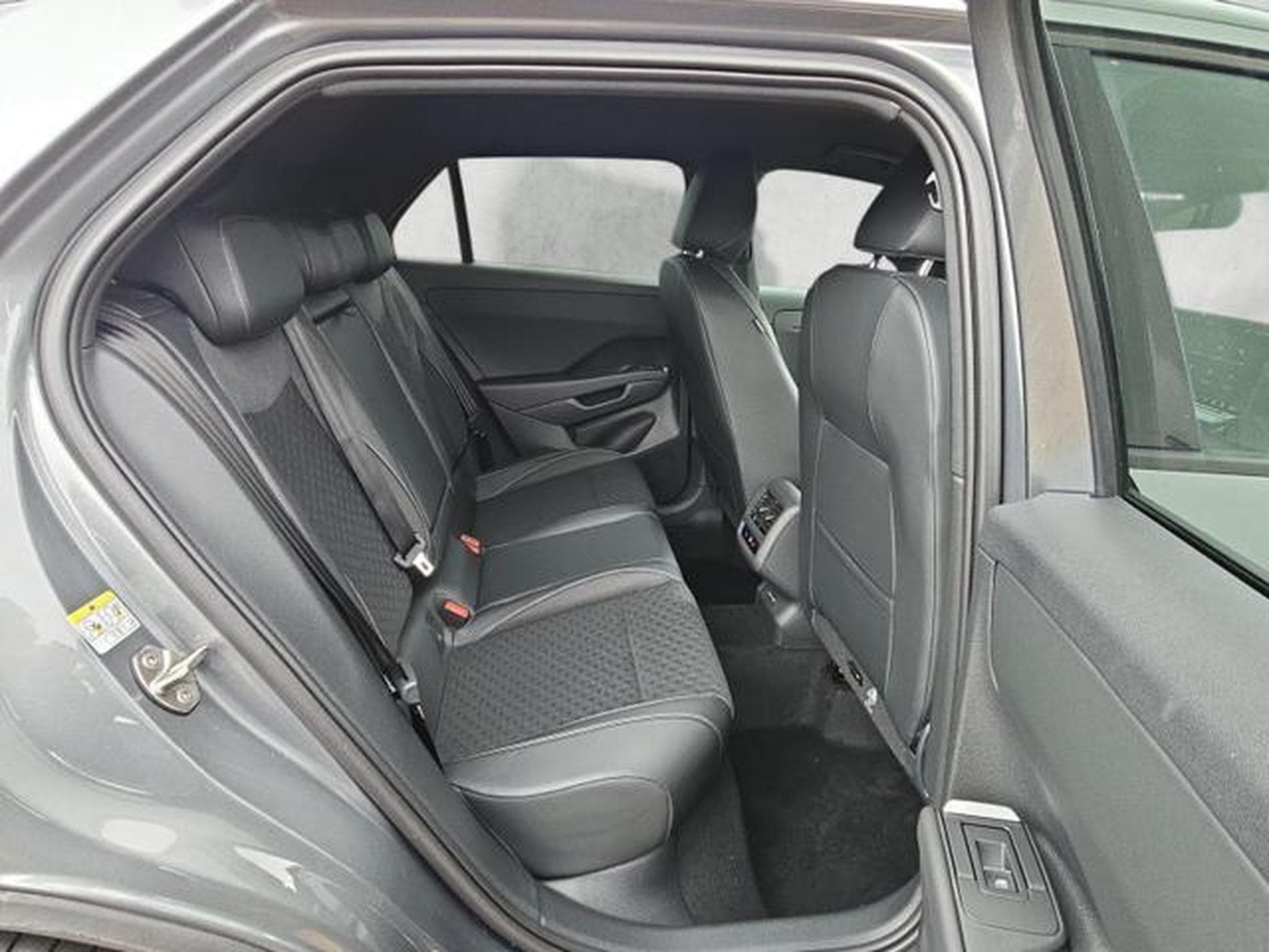 VW T-Roc 1.5 eTSI 110 kW R-Line (2026) - Photo 13