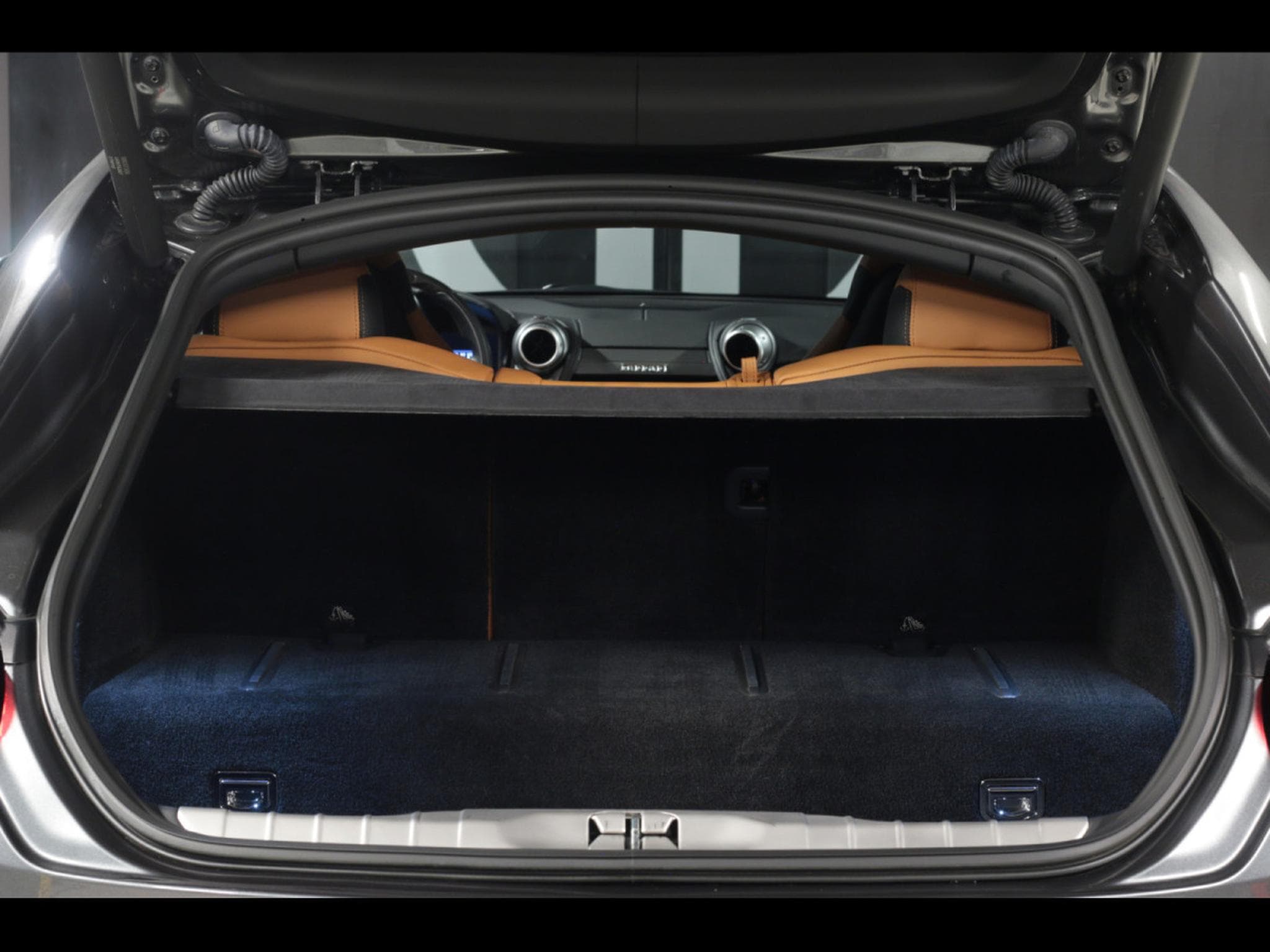 Ferrari GTC4 Lusso V8 T 3.9 (611 CH) – GRIGIO SILVERSTONE (2018) - Photo 24