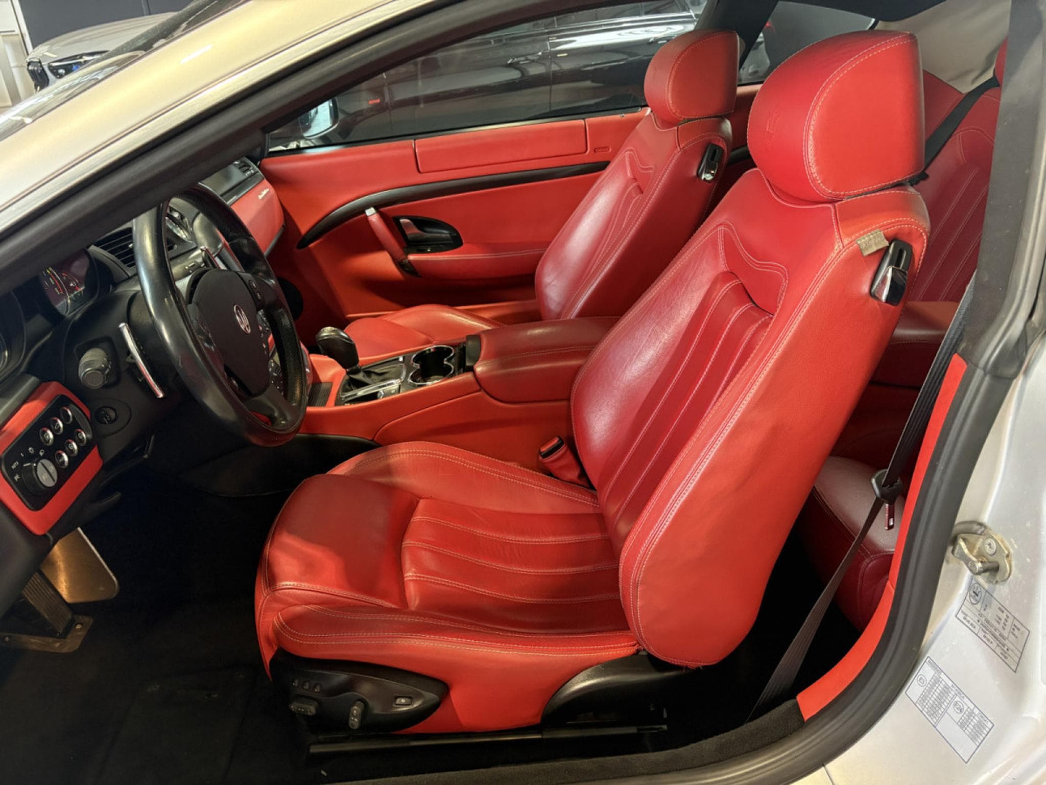 Maserati GranTurismo MASERATI GRANTURISMO 4.2 V8 405 CV/GPS/CUIR/Xénon/ (2009) - Photo 17