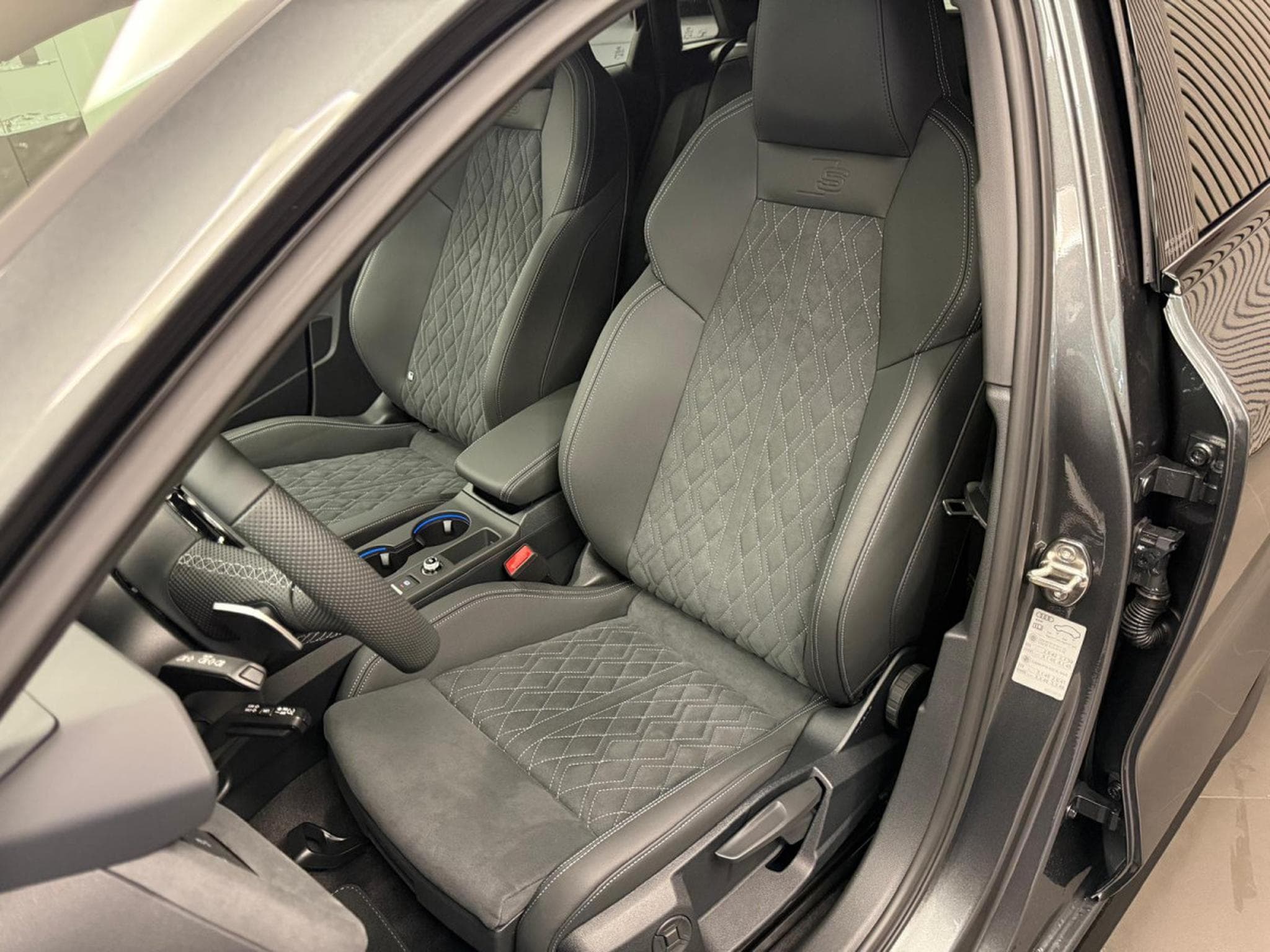Audi S3 Sportback TFSI 333 CH / 245 kW S tronic quattro (2026) - Photo 2